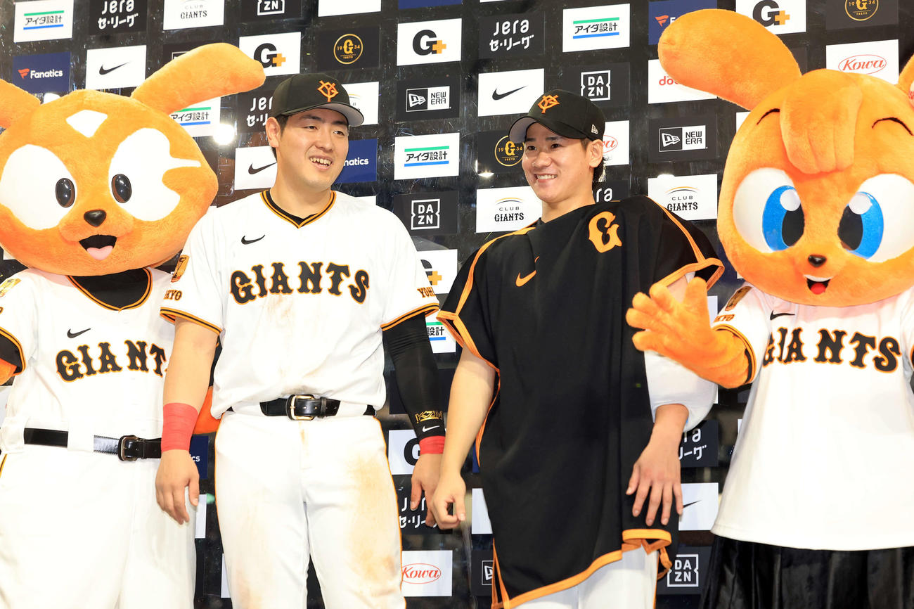 巨人対中日　ヒーローインタビューで笑顔の巨人岡本（左）と井上（撮影・浅見桂子）