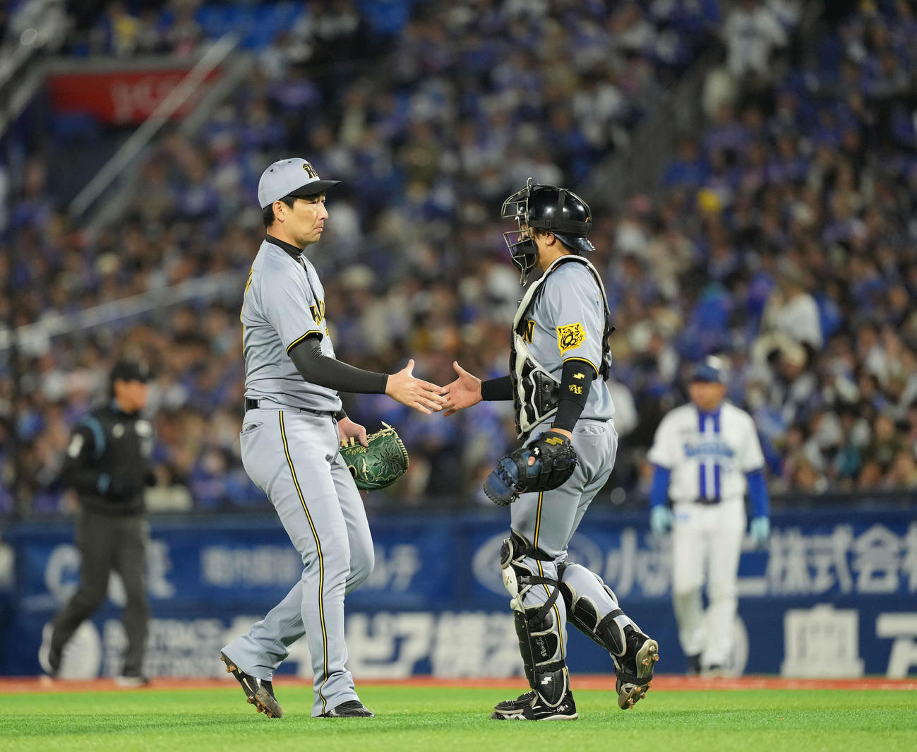 DeNA対阪神　勝利のハイタッチをかわす岩崎（左）と梅野（撮影・井上学）