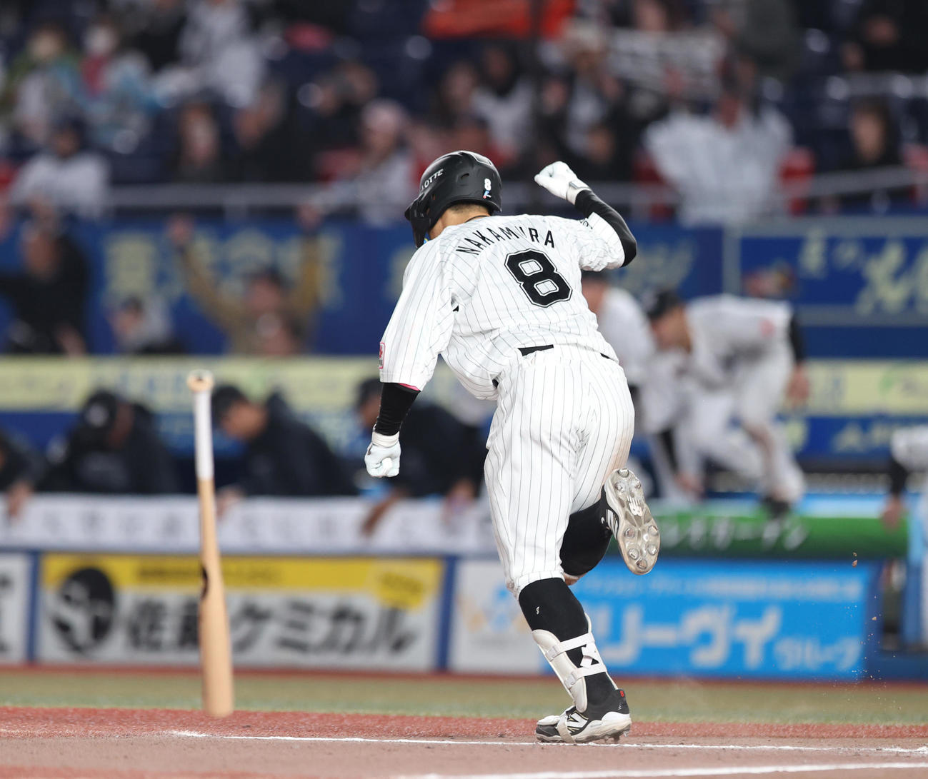 ロッテ対西武　9回裏1死満塁、サヨナラ適時打を放つ中村奨（撮影・水谷安孝）
