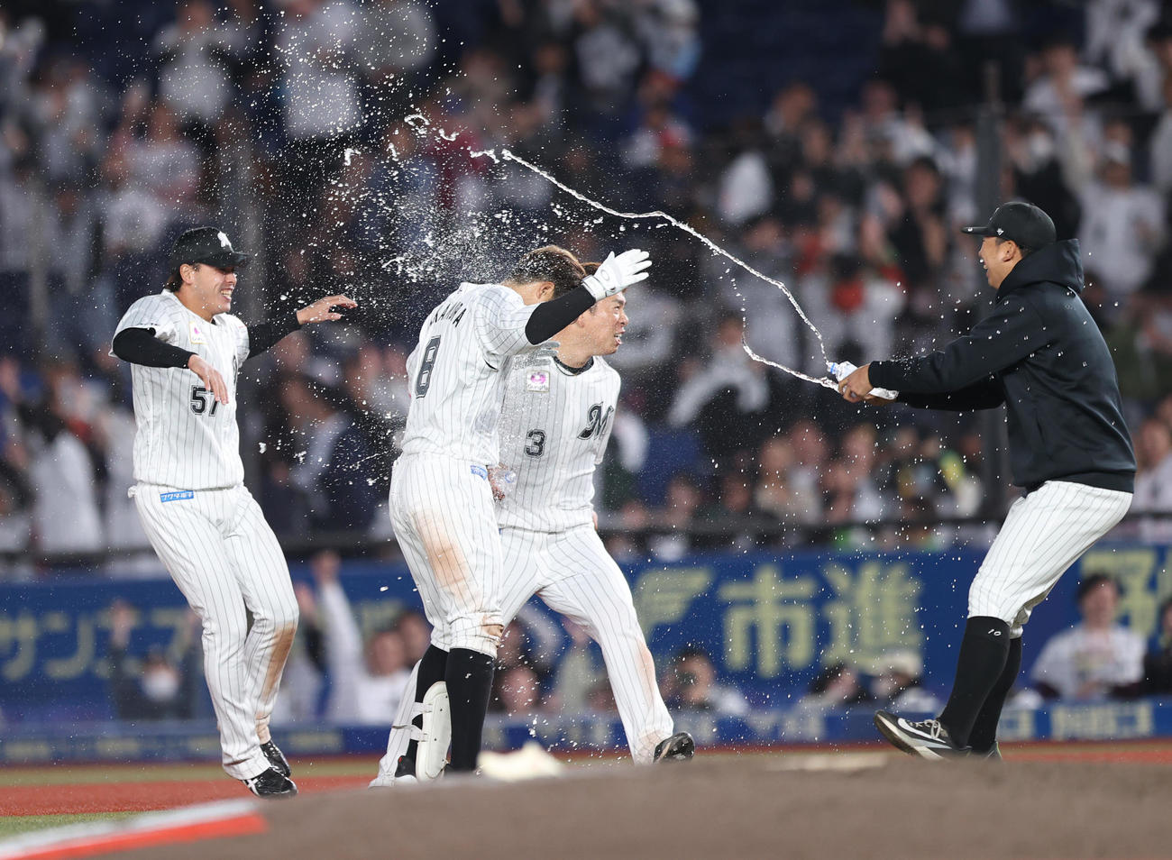 ロッテ対西武　9回裏1死満塁、サヨナラ適時打を放ちナインに祝福される中村奨（中央）（撮影・水谷安孝）