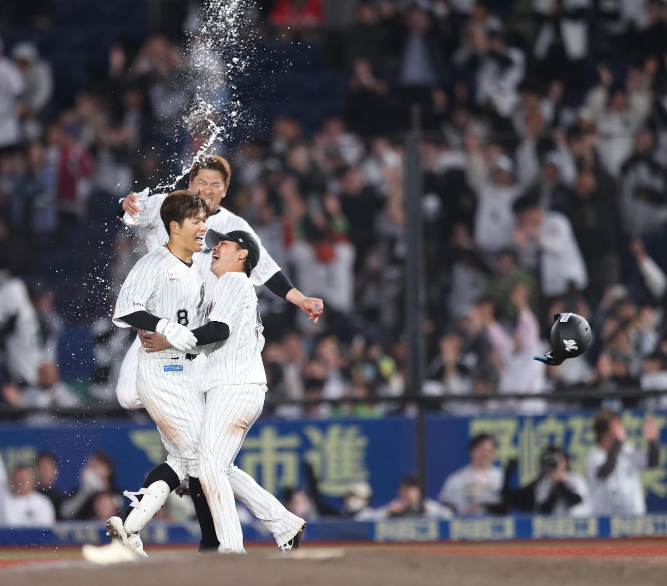 ロッテ対西武　9回裏1死満塁、サヨナラ適時打を放ちナインに祝福される中村奨（左）（撮影・水谷安孝）