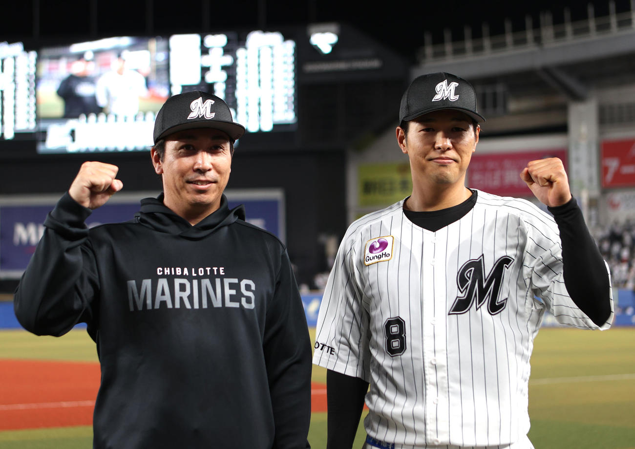 ロッテ対西武　サヨナラ勝ちしお立ちでガッツポーズするロッテ益田（左）と中村奨（撮影・水谷安孝）