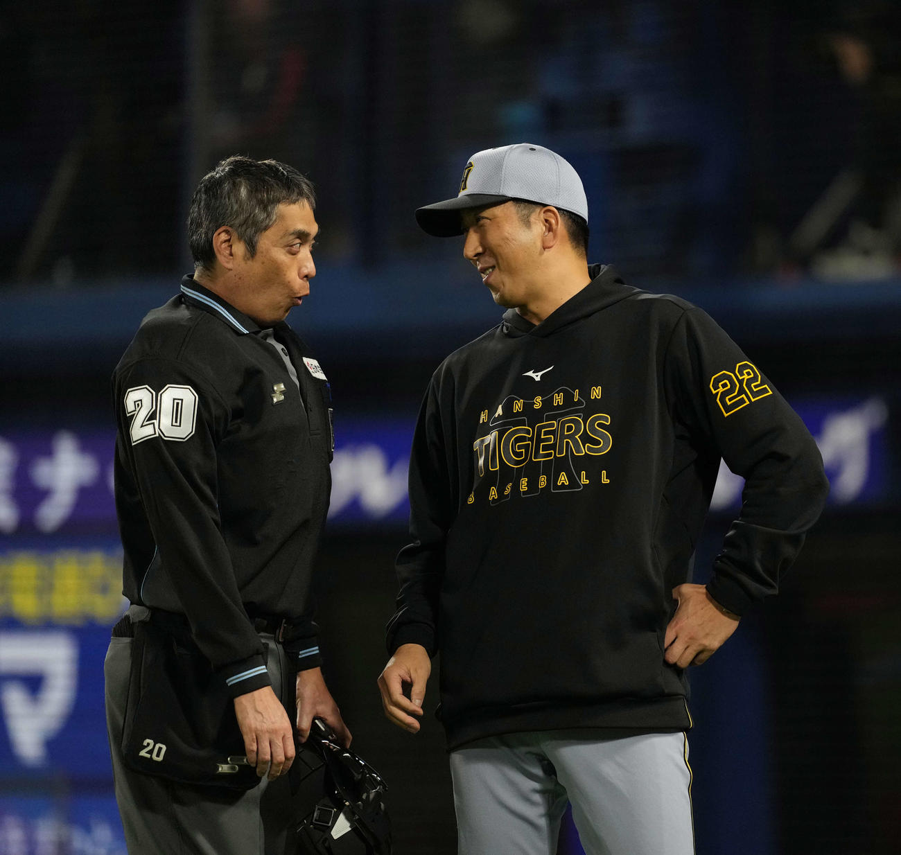 DeNA対阪神　7回、選手交代を告げる阪神藤川監督（右）（撮影・井上学）