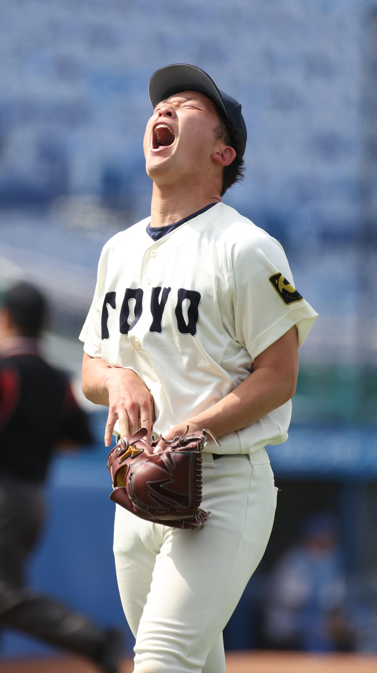 青学大対東洋大　タイブレーク10回を抑えてほえる東洋大・馬庭（撮影・柴田隆二）