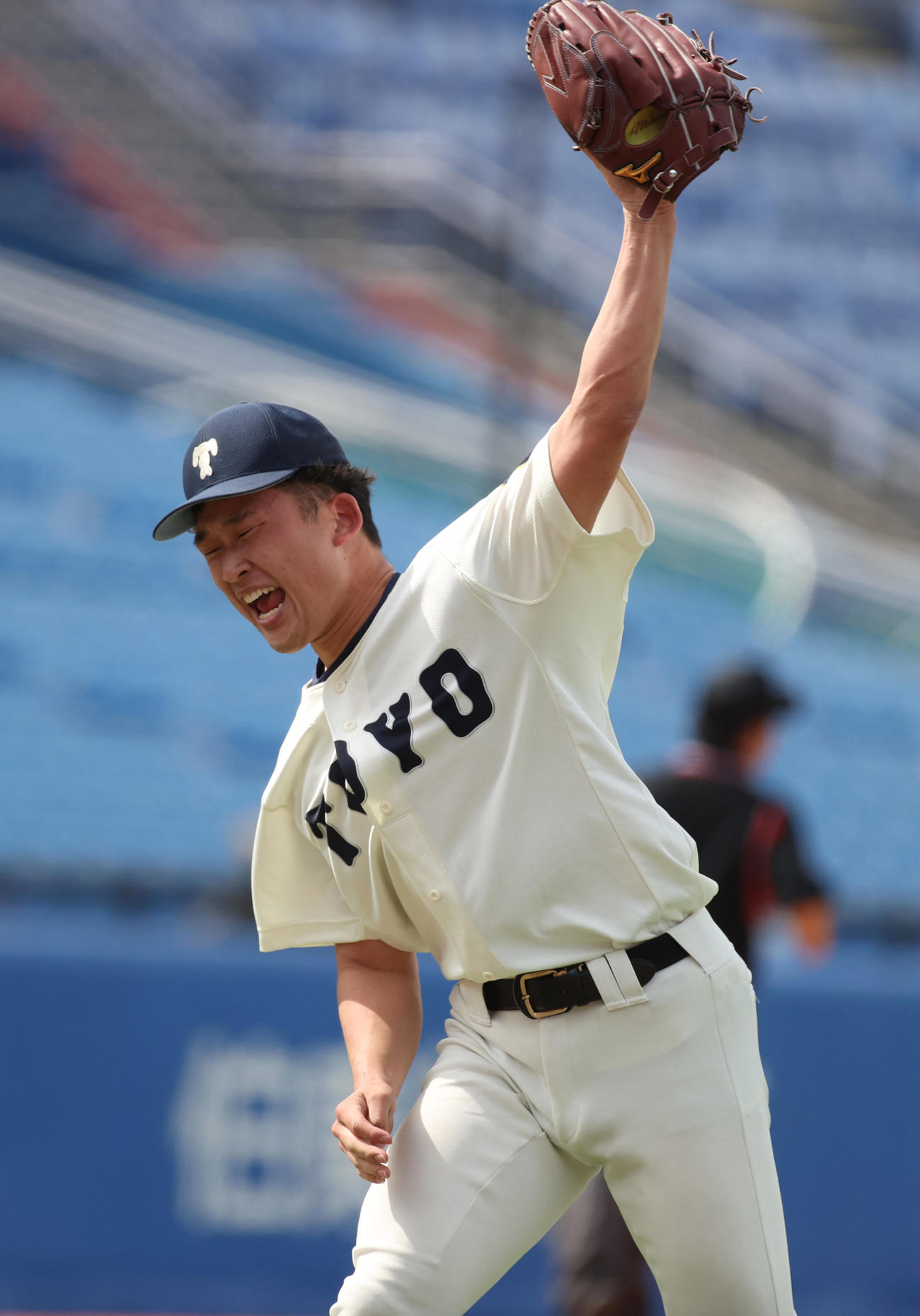 青学大対東洋大　タイブレーク10回を抑えてほえる東洋大・馬庭（撮影・柴田隆二）