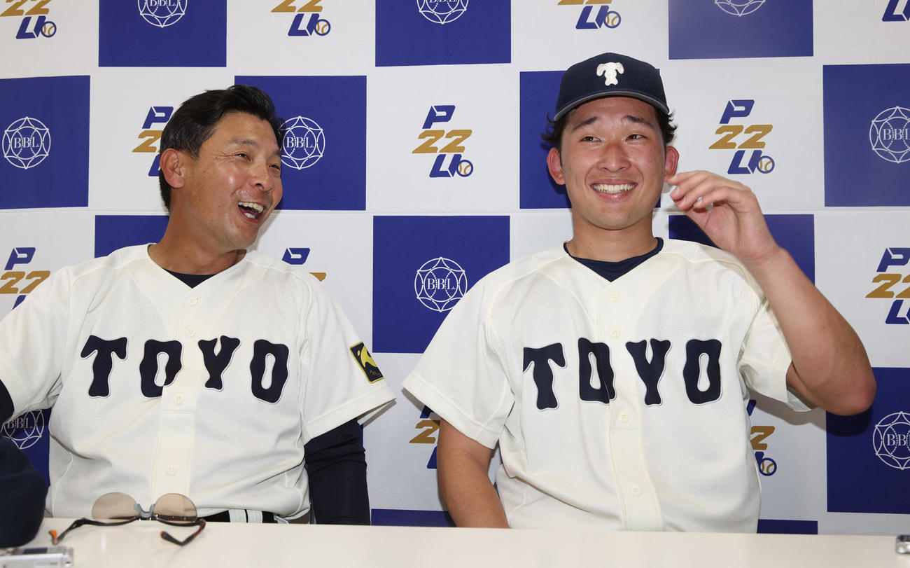 青学大対東洋大　会見する東洋大・井上監督（左）と馬庭（撮影・柴田隆二）