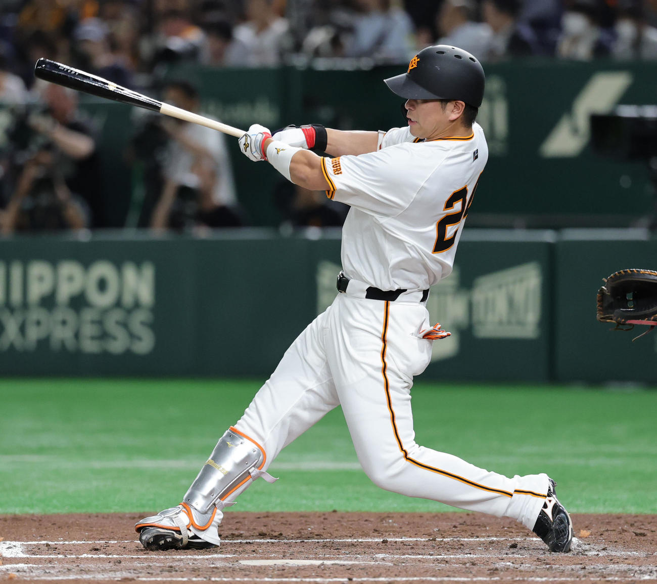 巨人対中日　3回裏巨人1死、右越え本塁打を放つ大城卓（撮影・野上伸悟）