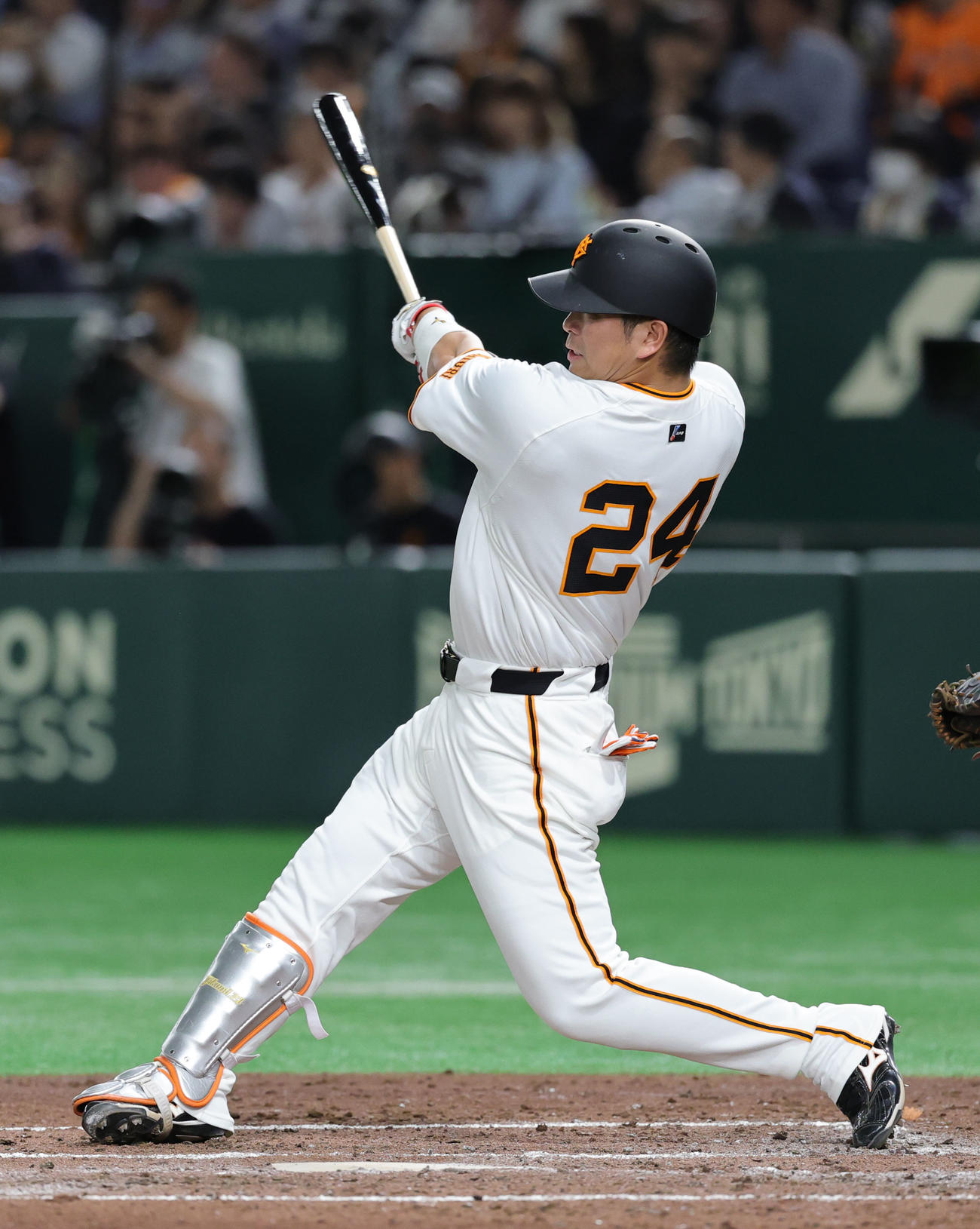 巨人対中日　3回裏巨人1死、右越え本塁打を放つ大城卓（撮影・野上伸悟）