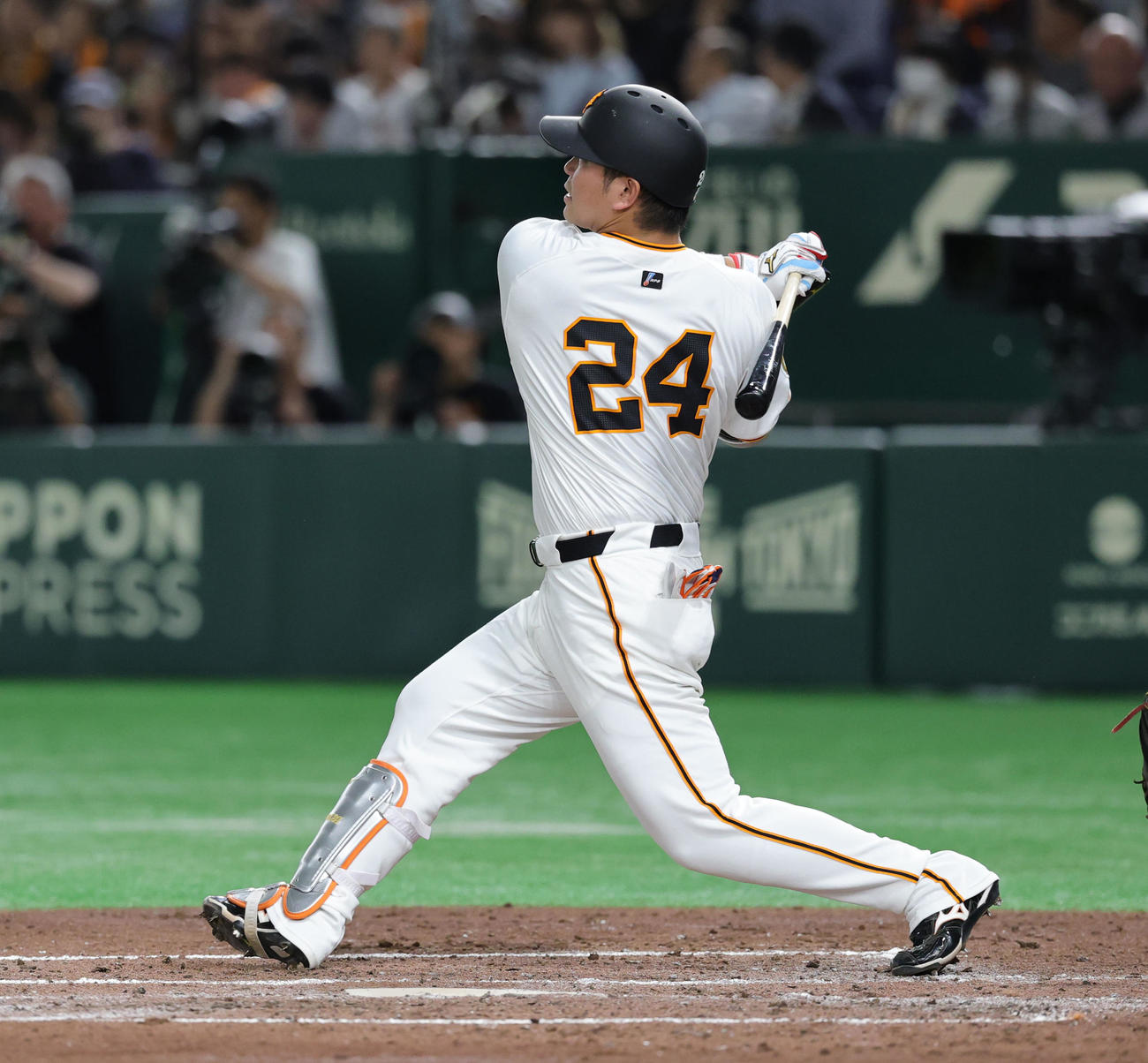 巨人対中日　3回裏巨人1死、右越え本塁打を放つ大城卓（撮影・野上伸悟）