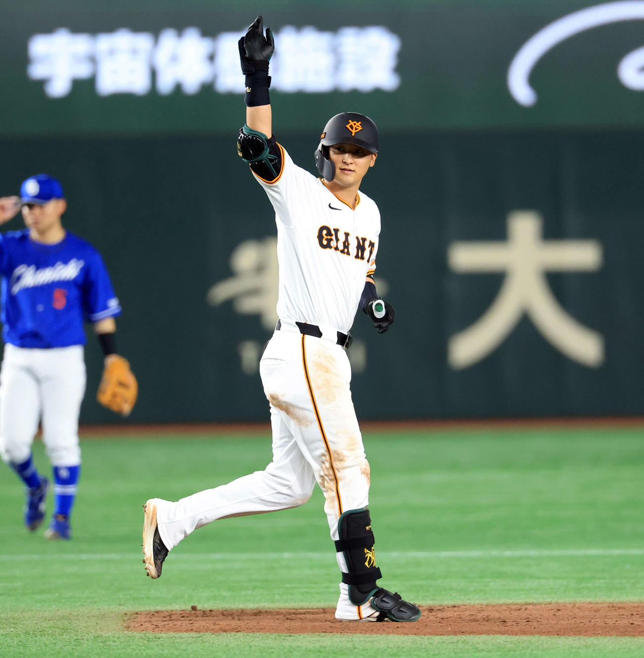 巨人対中日　6回裏巨人2死満塁、吉川は走者一掃3点適時二塁打を放ちベンチにポーズ（撮影・浅見桂子）