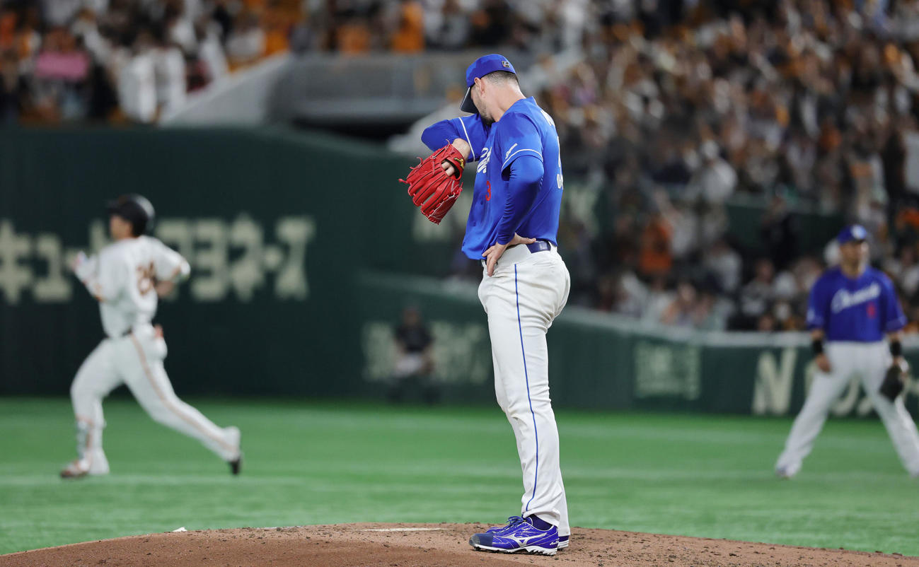 巨人対中日　3回裏巨人1死、大城卓に右越え本塁打を許すマラー（撮影・野上伸悟）