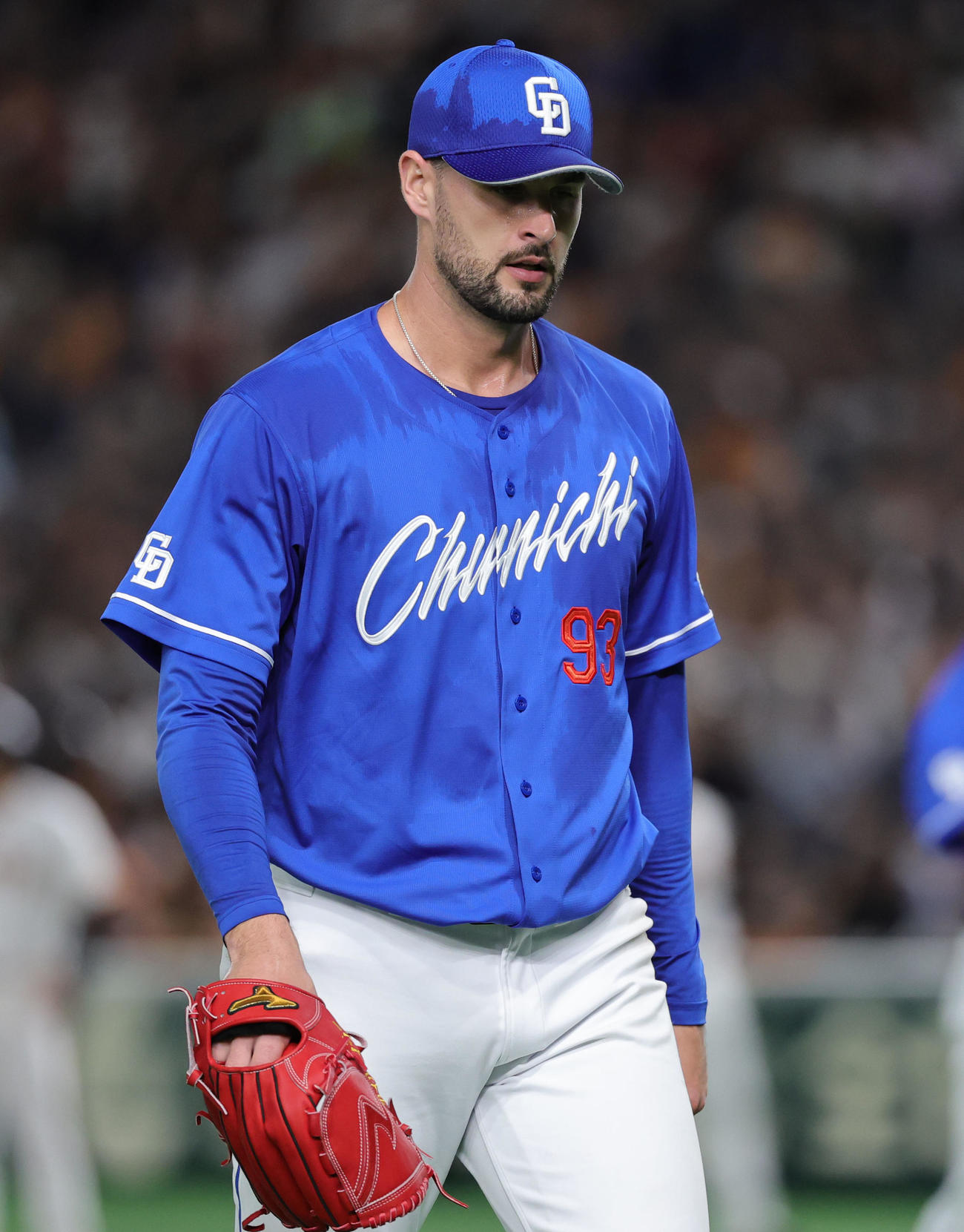 巨人対中日　3回裏を終えベンチに戻る中日先発のマラー（撮影・野上伸悟）