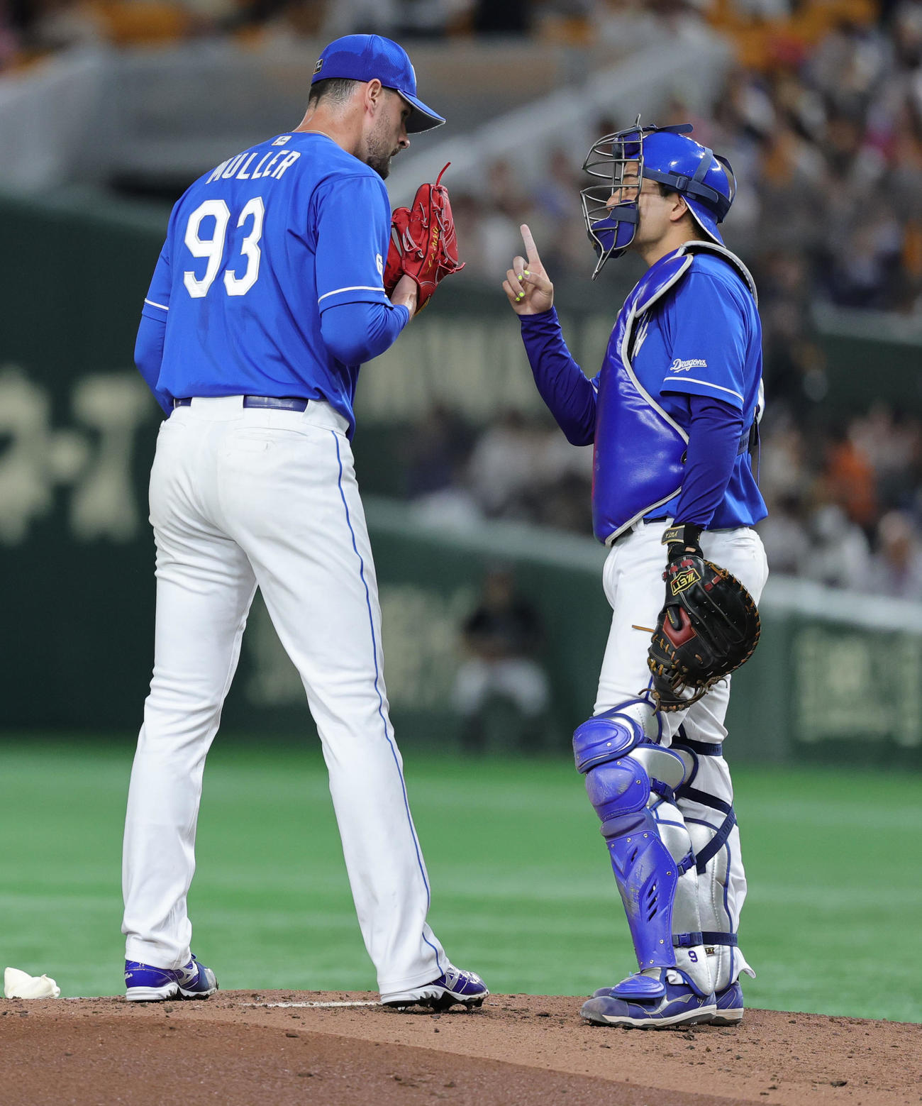 巨人対中日　1回裏、石伊（右）と話すマラー（撮影・野上伸悟）