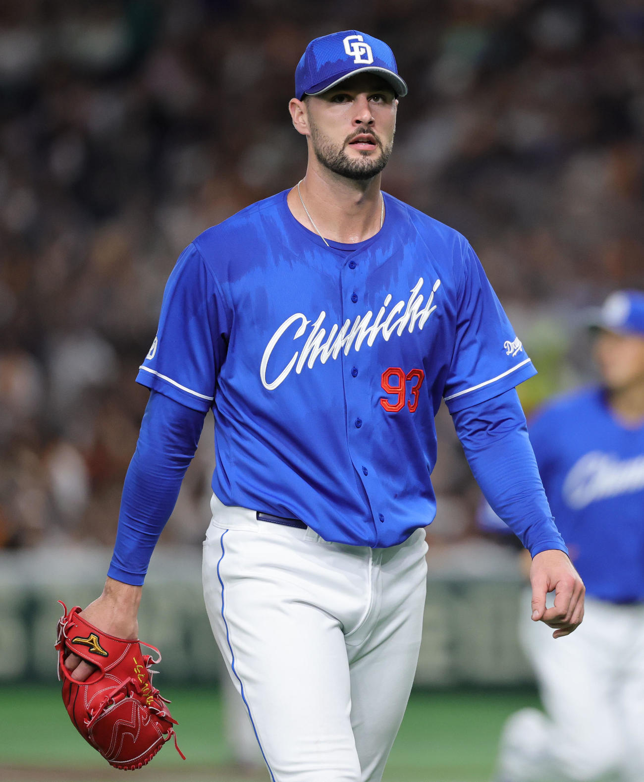 巨人対中日　3回裏を終えベンチに戻る中日先発のマラー（撮影・野上伸悟）