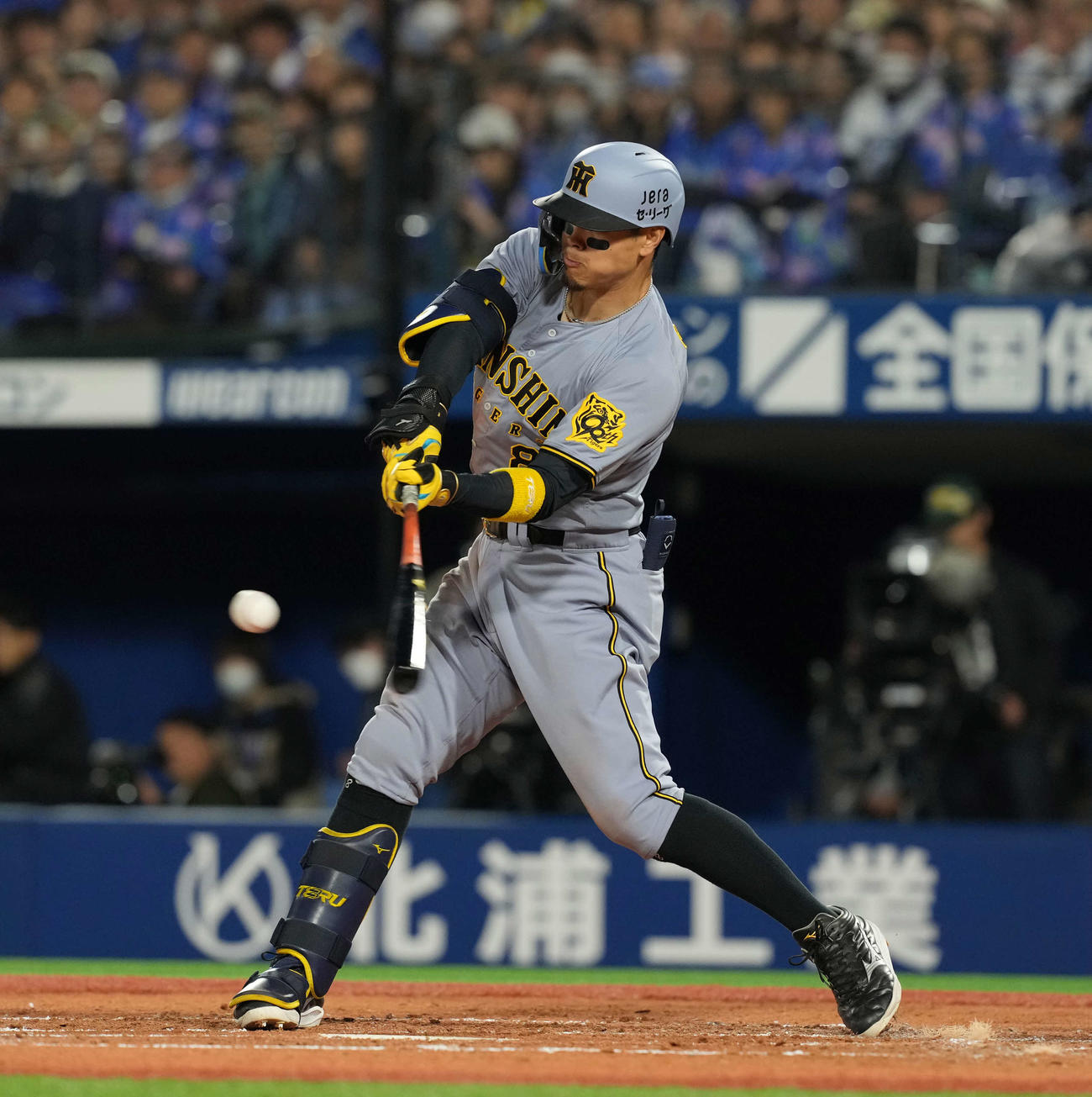 DeNA対阪神　4回表阪神無死一、三塁、二塁打を放つ佐藤輝（撮影・井上学）