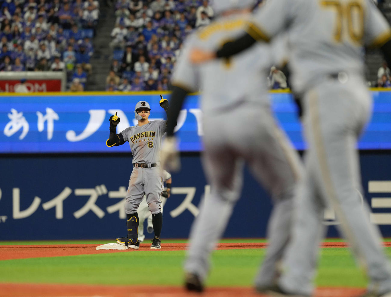 DeNA対阪神　4回表阪神無死一、三塁、二塁打を放ちポーズを決める佐藤輝（撮影・井上学）