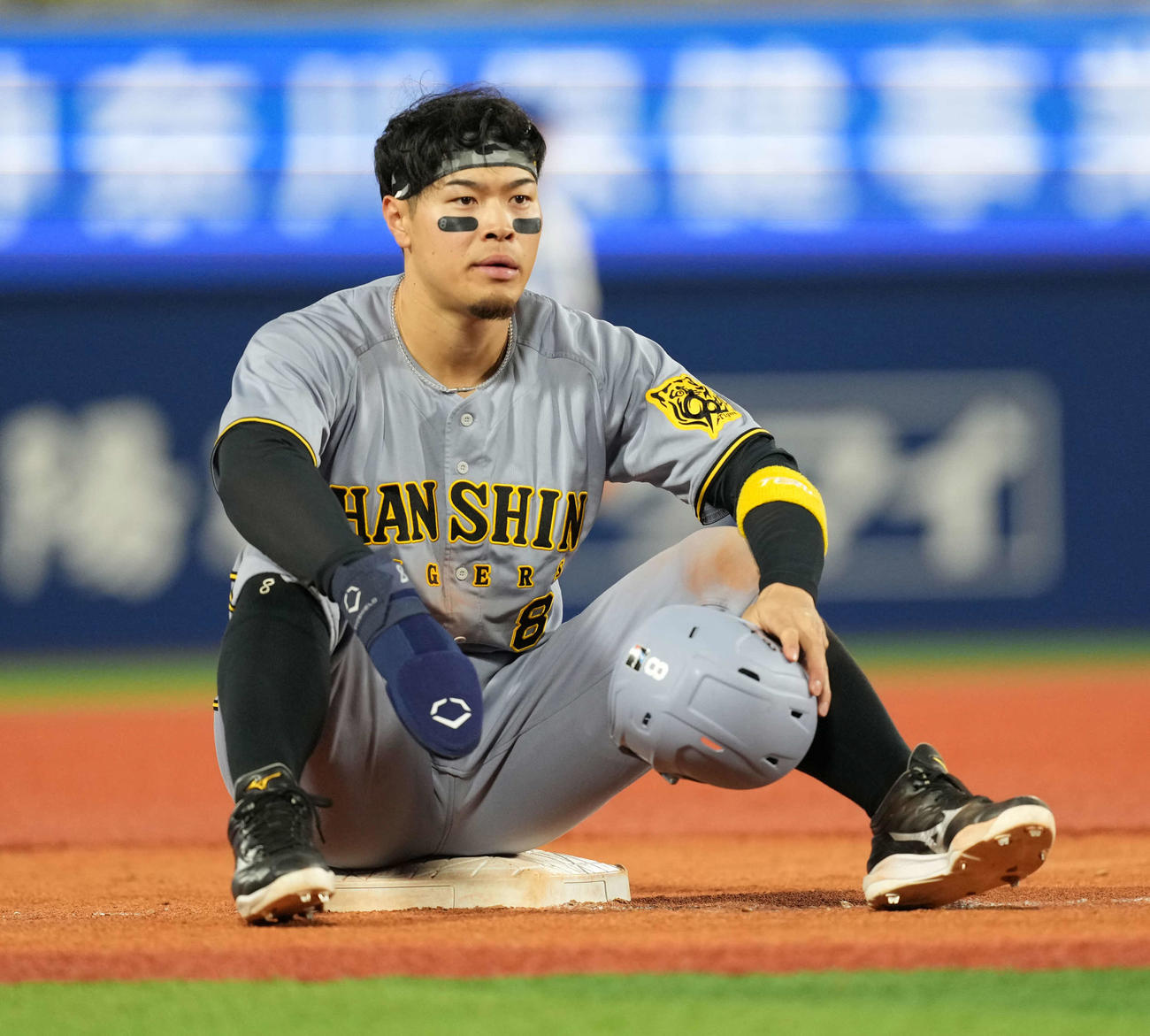 DeNA対阪神　6回、三塁のベースに座る佐藤輝（撮影・井上学）