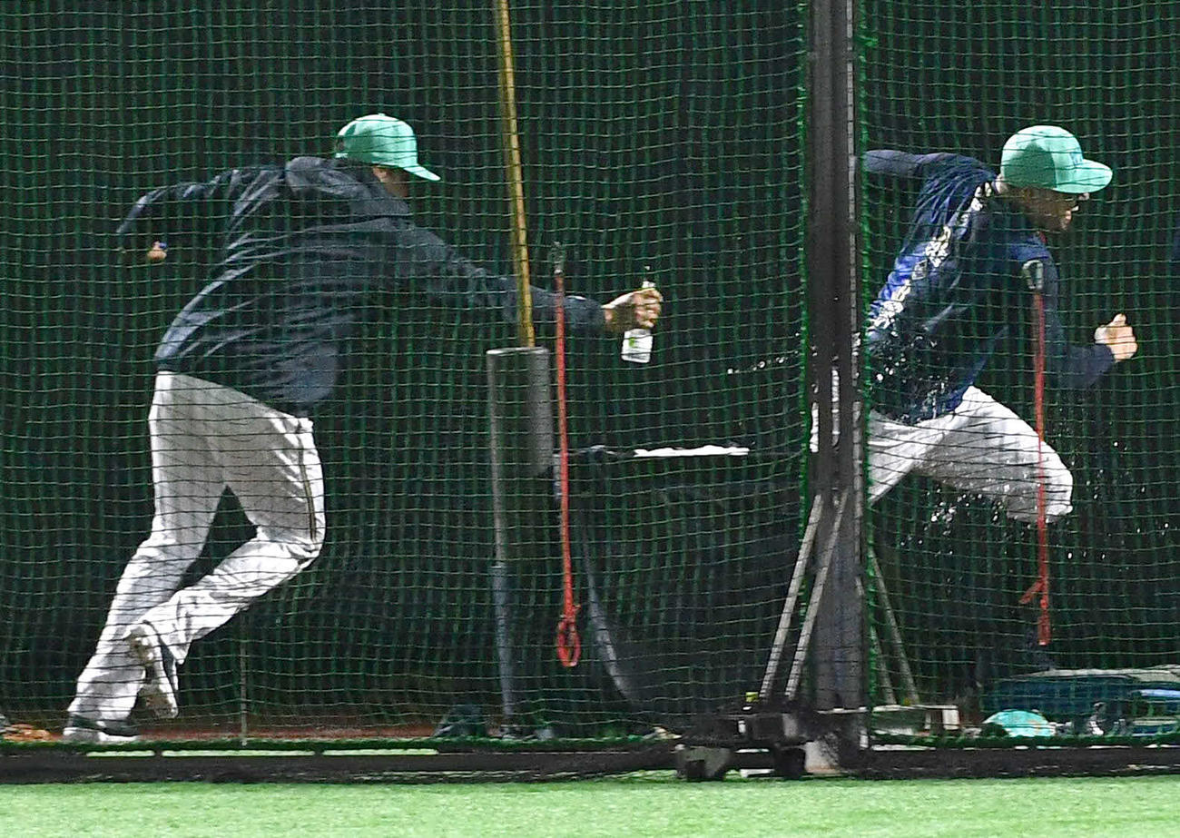ソフトバンク対オリックス　今日誕生日のマチャド（右）はペルドモから水をかけられて祝福される（撮影・岩下翔太）