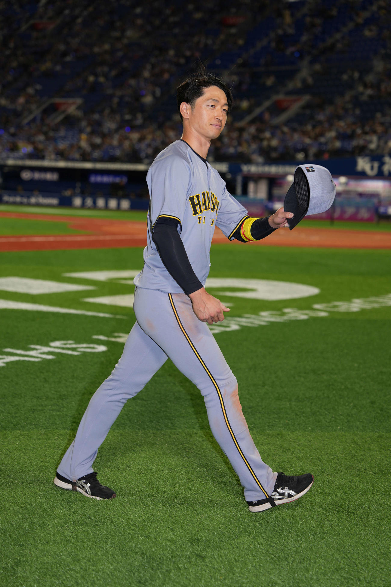 DeNA対阪神　ファンの声援に応える阪神近本（撮影・井上学）