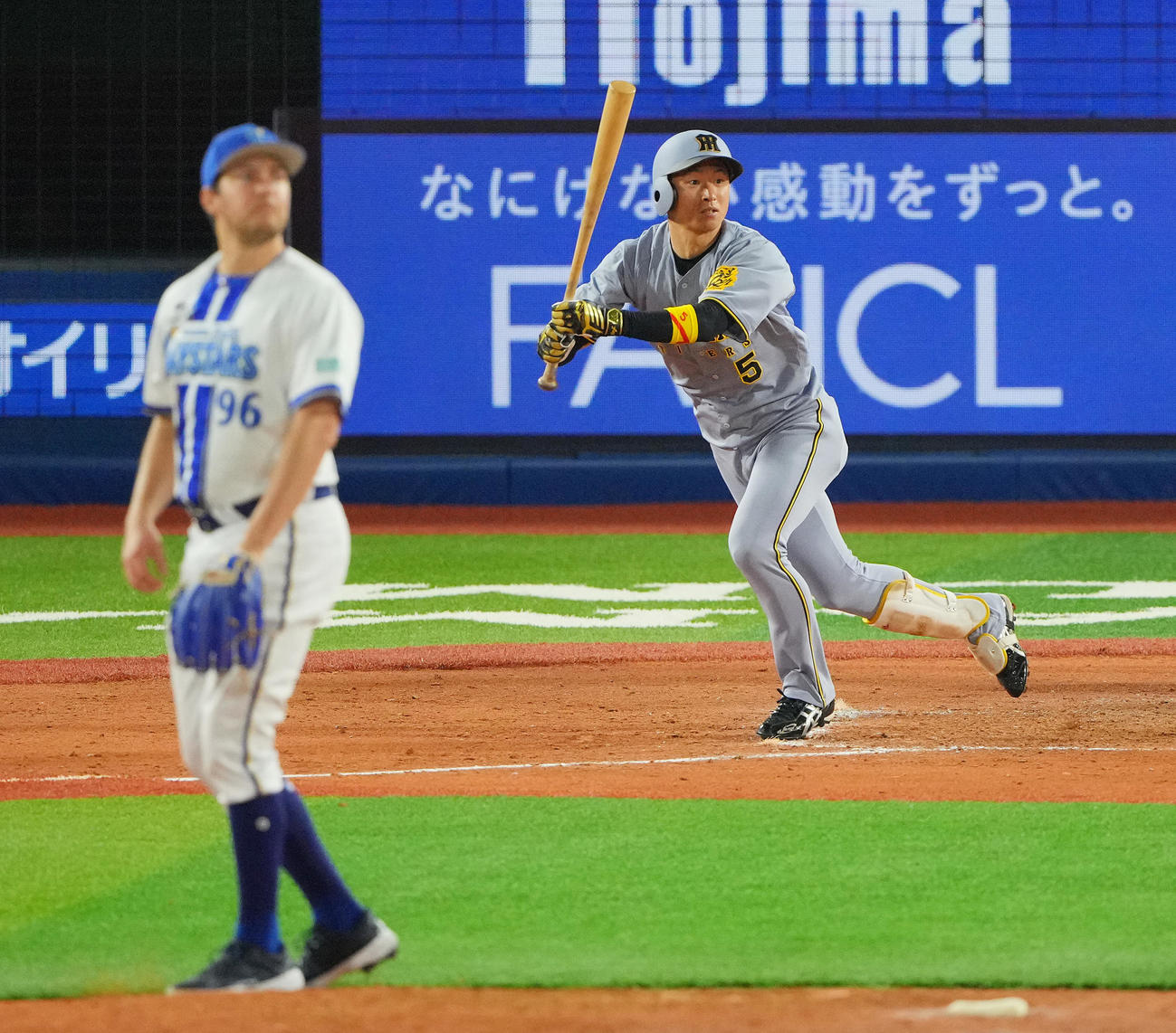 DeNA対阪神　5回表阪神1死二塁、適時打を放つ近本。投手バウアー（撮影・垰建太）