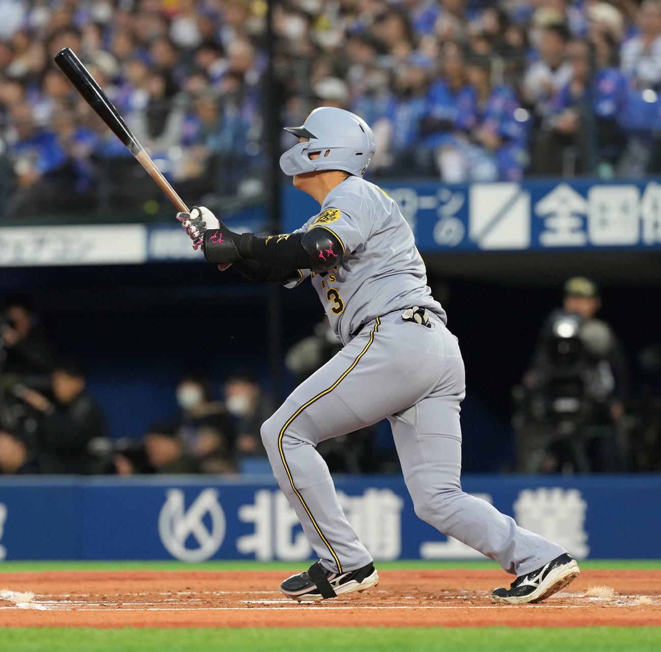 DeNA対阪神　3回表阪神無死三塁、犠飛を放つ大山（撮影・井上学）