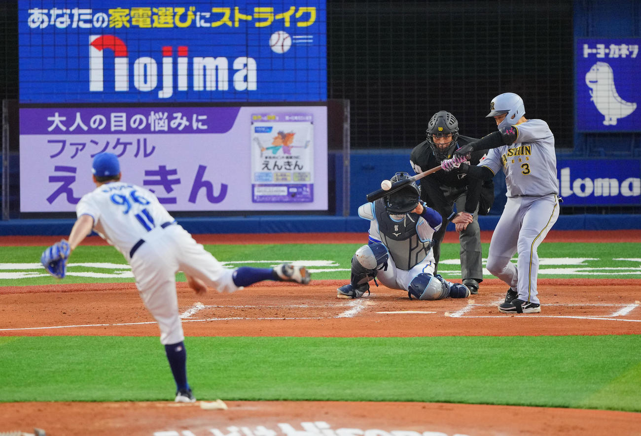 DeNA対阪神　2回表阪神無死三塁、先制の犠飛を放つ大山。投手バウアー（撮影・垰建太）