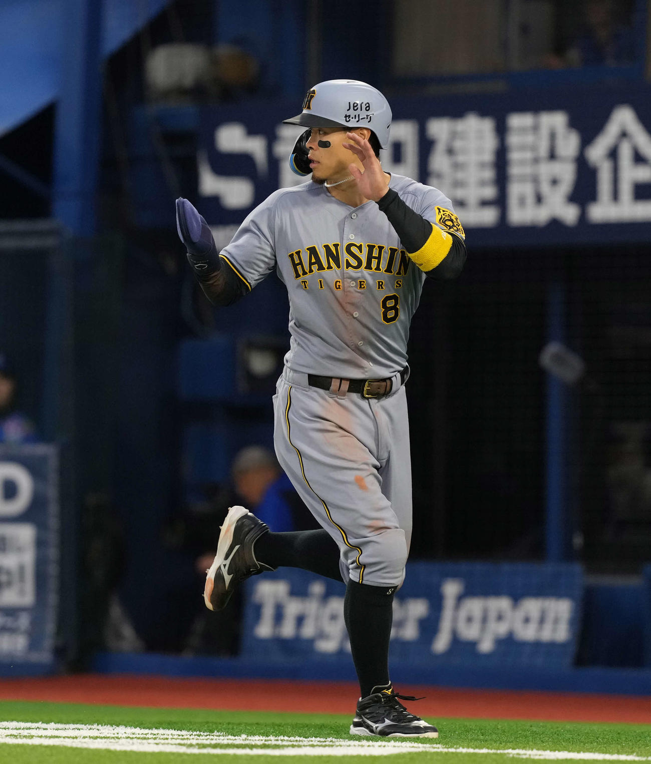DeNA対阪神　3回表阪神無死三塁、大山の犠飛で生還した佐藤輝は拍手する（撮影・井上学）