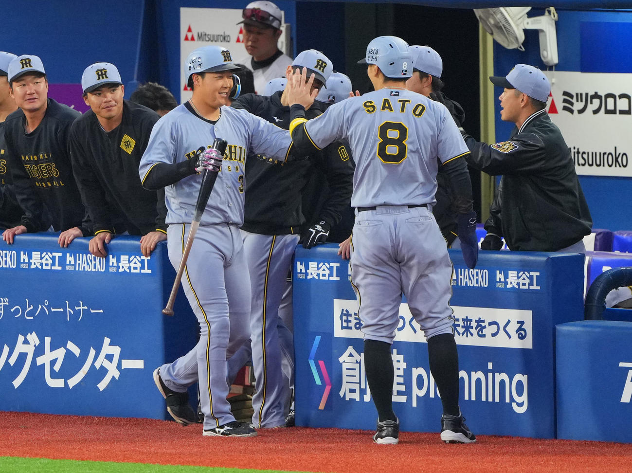 DeNA対阪神　2回表阪神無死三塁、先制の犠飛を放ち佐藤輝（8番）と笑顔でタッチを交わす大山（左）（撮影・垰建太）