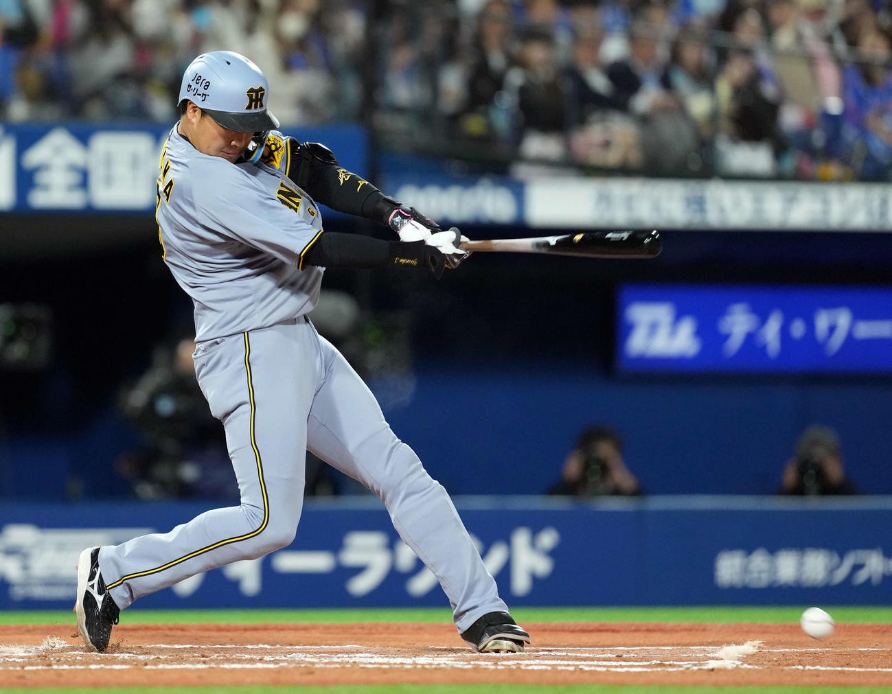 DeNA対阪神　6回表阪神無死一塁、遊内野安打を放つ大山（撮影・たえ見朱実）