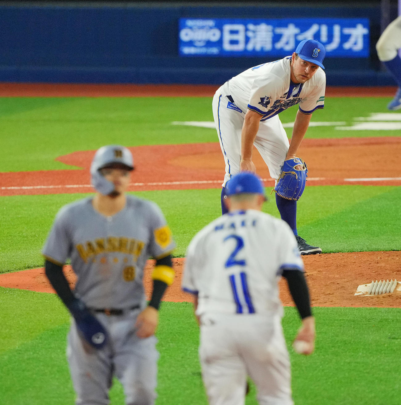 DeNA対阪神　6回表阪神無死一塁、大山に内野安打を許しひざに手をつき悔しがるバウアー（撮影・垰建太）