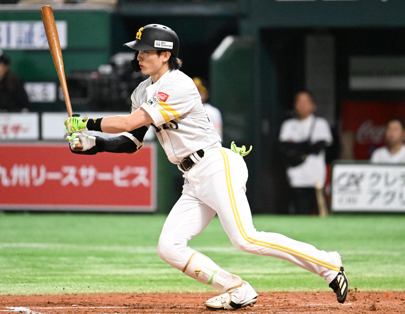 ソフトバンク対オリックス　4回裏ソフトバンク無死、周東は内野安打で出塁する（撮影・林敢治）