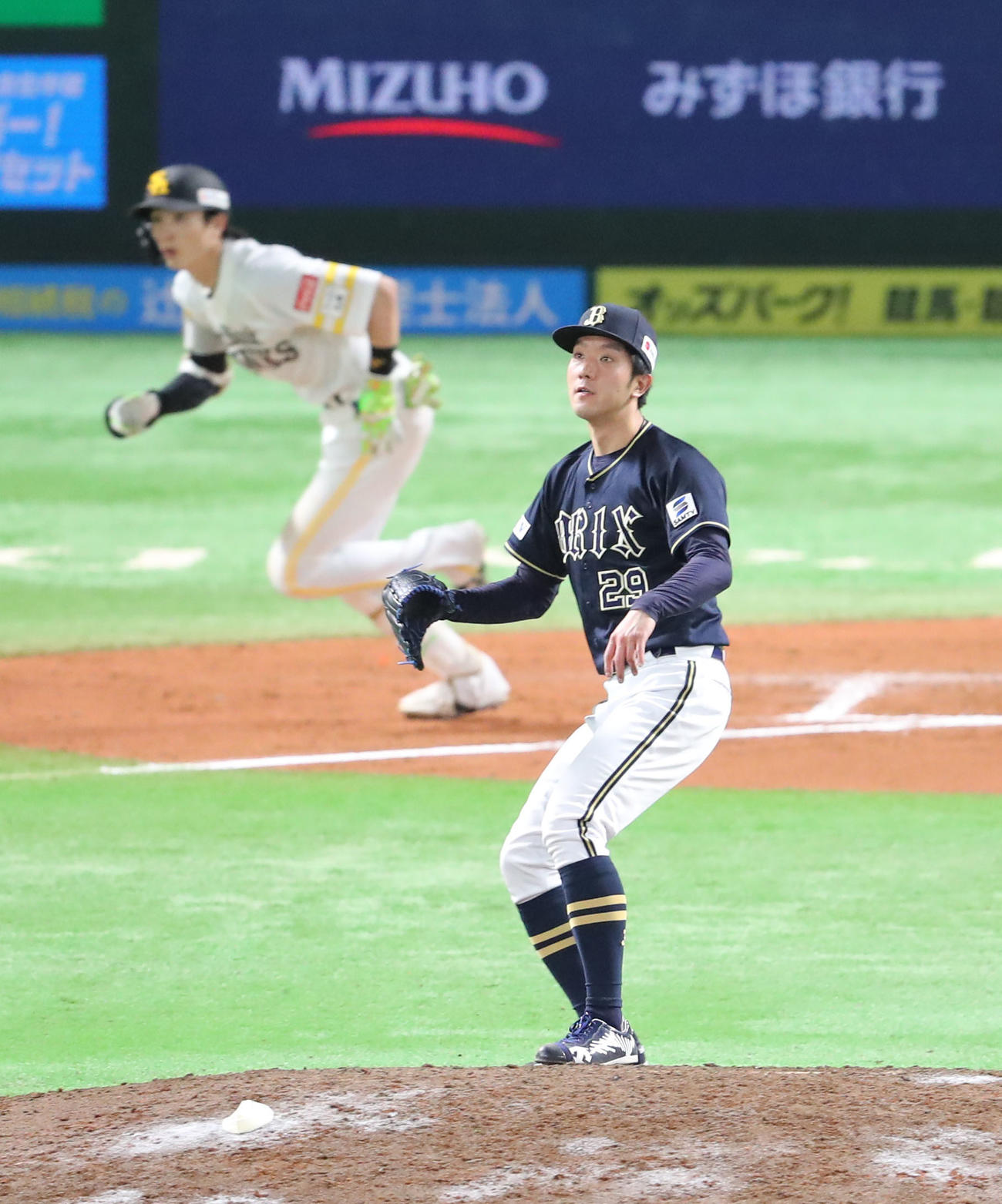 ソフトバンク対オリックス　7回裏ソフトバンク2死一、二塁、周東に右越え2点適時打二塁打を浴びた田嶋（撮影・梅根麻紀）