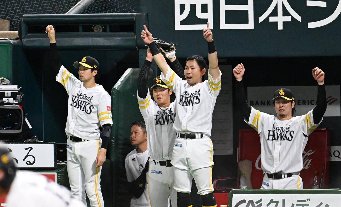 ソフトバンク対オリックス　7回裏ソフトバンク2死一、二塁、周東佑京の2点適時打に歓喜するホークスナイン（撮影・林敢治）