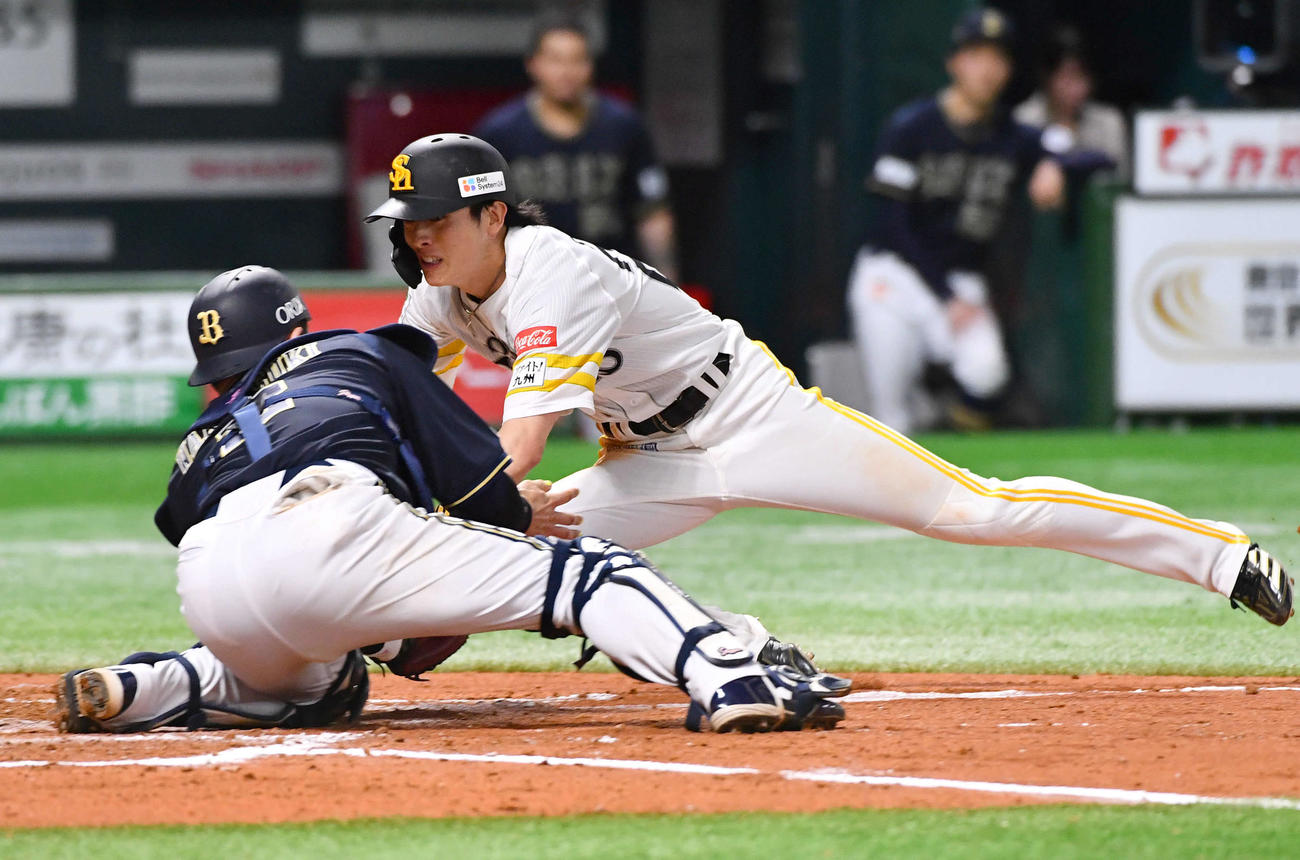 ソフトバンク対オリックス　7回裏ソフトバンク2死二塁、今宮の左前安打で生還を狙うも、左翼手・西川の好返球でアウトとなった周東（撮影・岩下翔太）