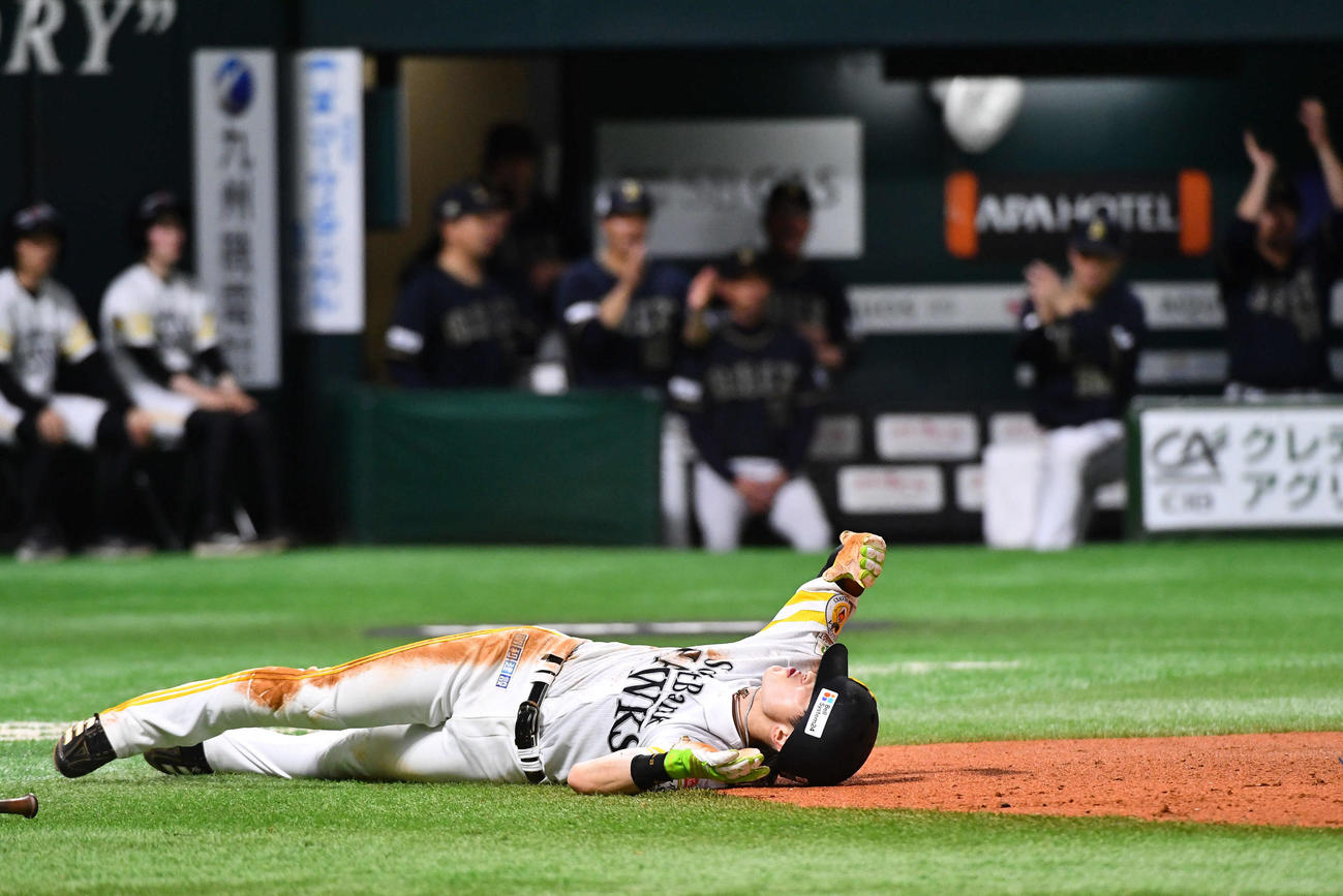 ソフトバンク対オリックス　7回裏ソフトバンク2死二塁、今宮の左前安打で生還を狙うも、左翼手・西川の好返球でアウトとなった周東（撮影・岩下翔太）