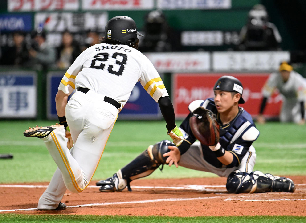 ソフトバンク対オリックス　7回裏ソフトバンク2死二塁、周東（左）は本塁に突入するも若月にタッチアウトされる（撮影・林敢治）