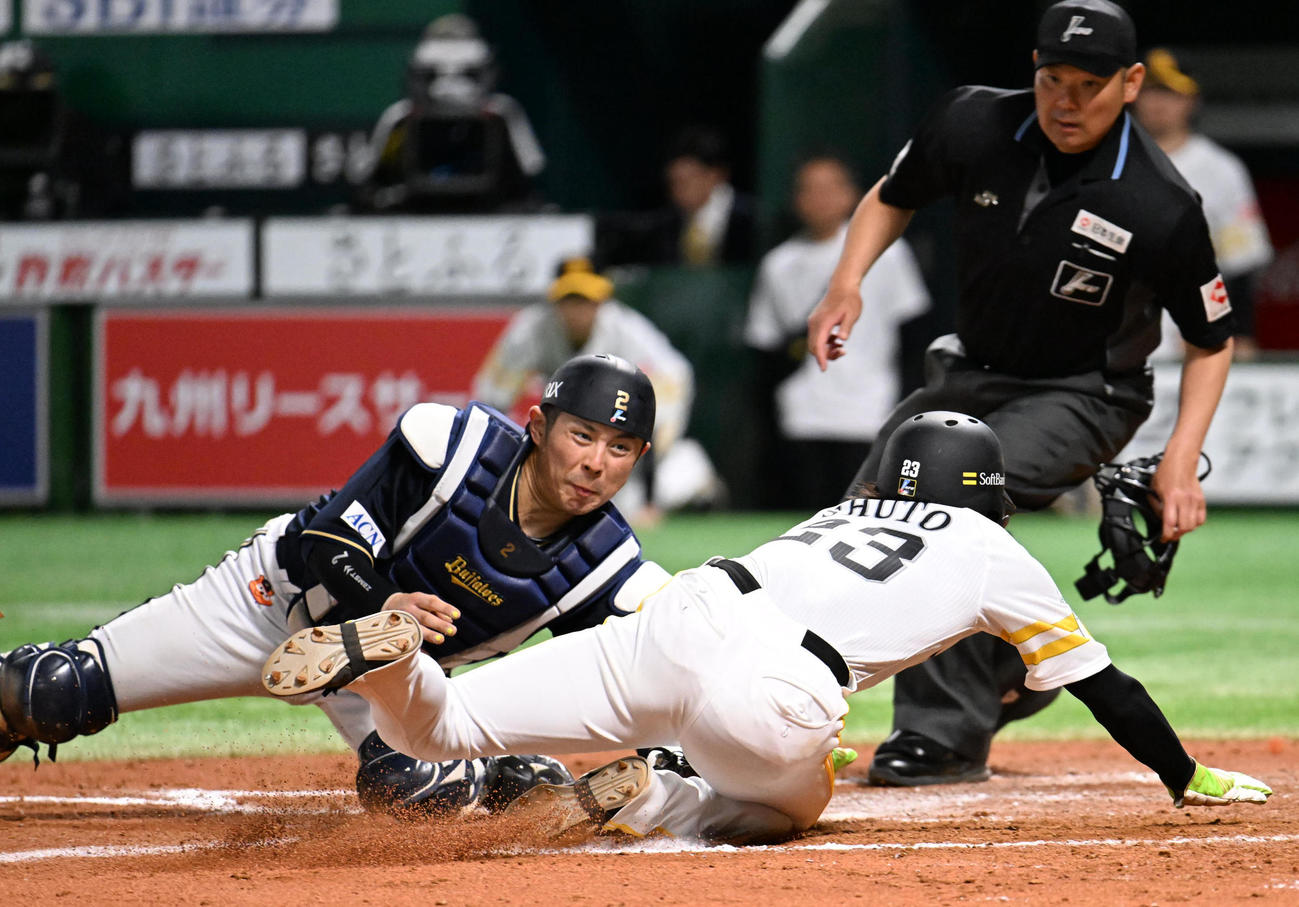 ソフトバンク対オリックス　7回裏ソフトバンク2死二塁、周東（右）は本塁に突入するも若月にタッチアウトされる（撮影・林敢治）