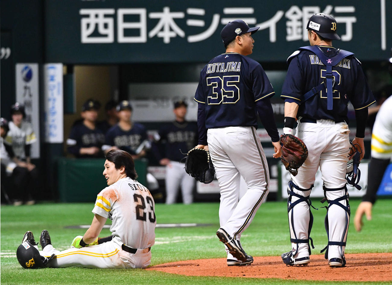 ソフトバンク対オリックス　7回裏ソフトバンク2死二塁、今宮の左前安打で生還を狙うも、左翼手・西川の好返球でアウトとなった周東（左）（撮影・岩下翔太）