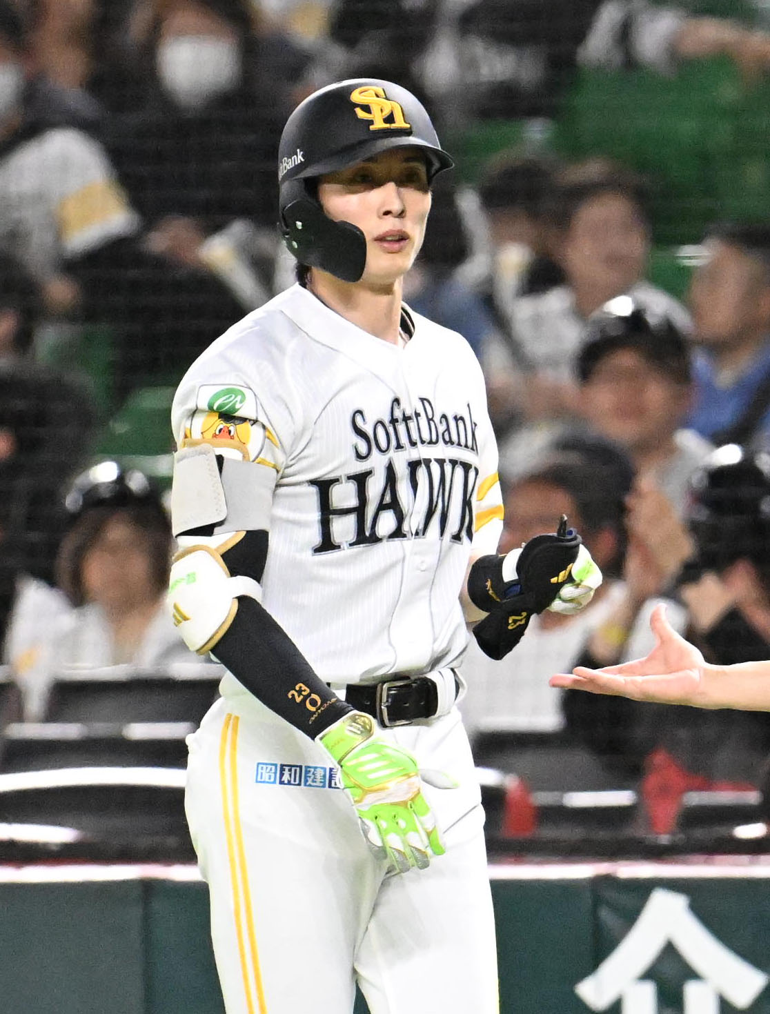ソフトバンク対オリックス　4回裏ソフトバンク無死、周東は内野安打で出塁する（撮影・林敢治）