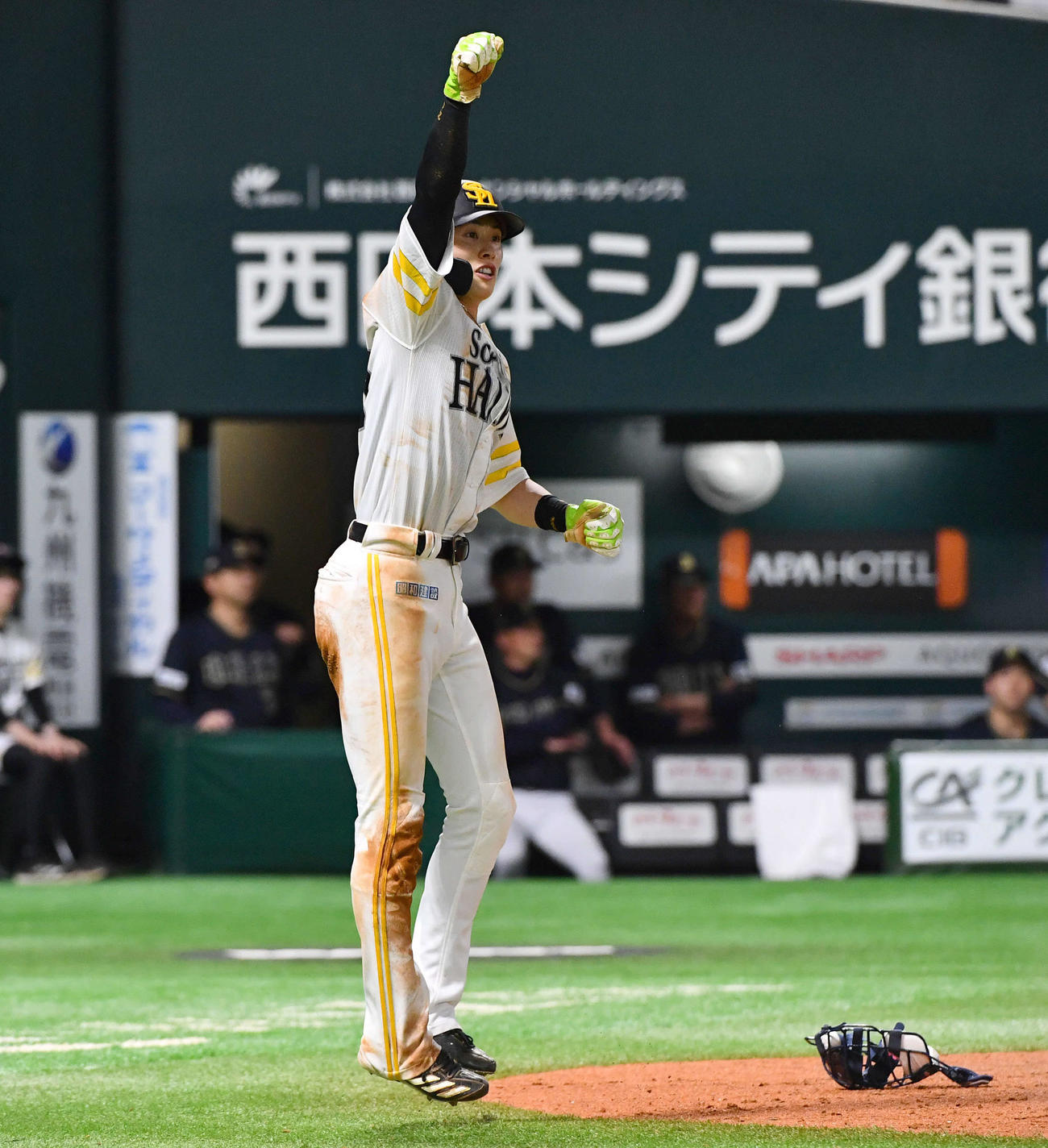 ソフトバンク対オリックス　9回裏ソフトバンク2死満塁、川瀬が右前へ同点となる2点適時打を放ち、生還した周東はガッツポーズする（撮影・岩下翔太）