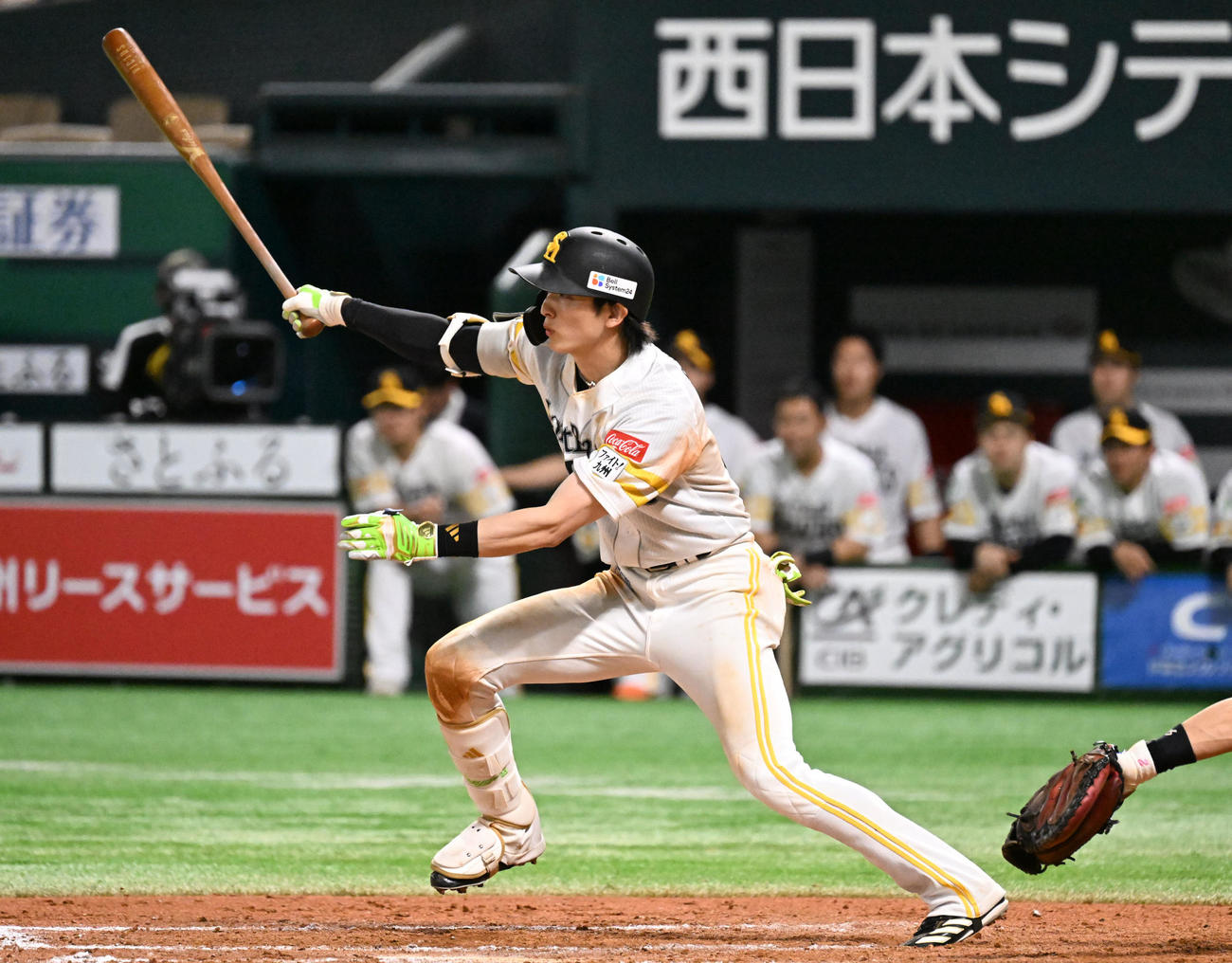 ソフトバンク対オリックス　12回裏ソフトバンク2死一塁、周東は安打を放ち出塁する（撮影・林敢治）