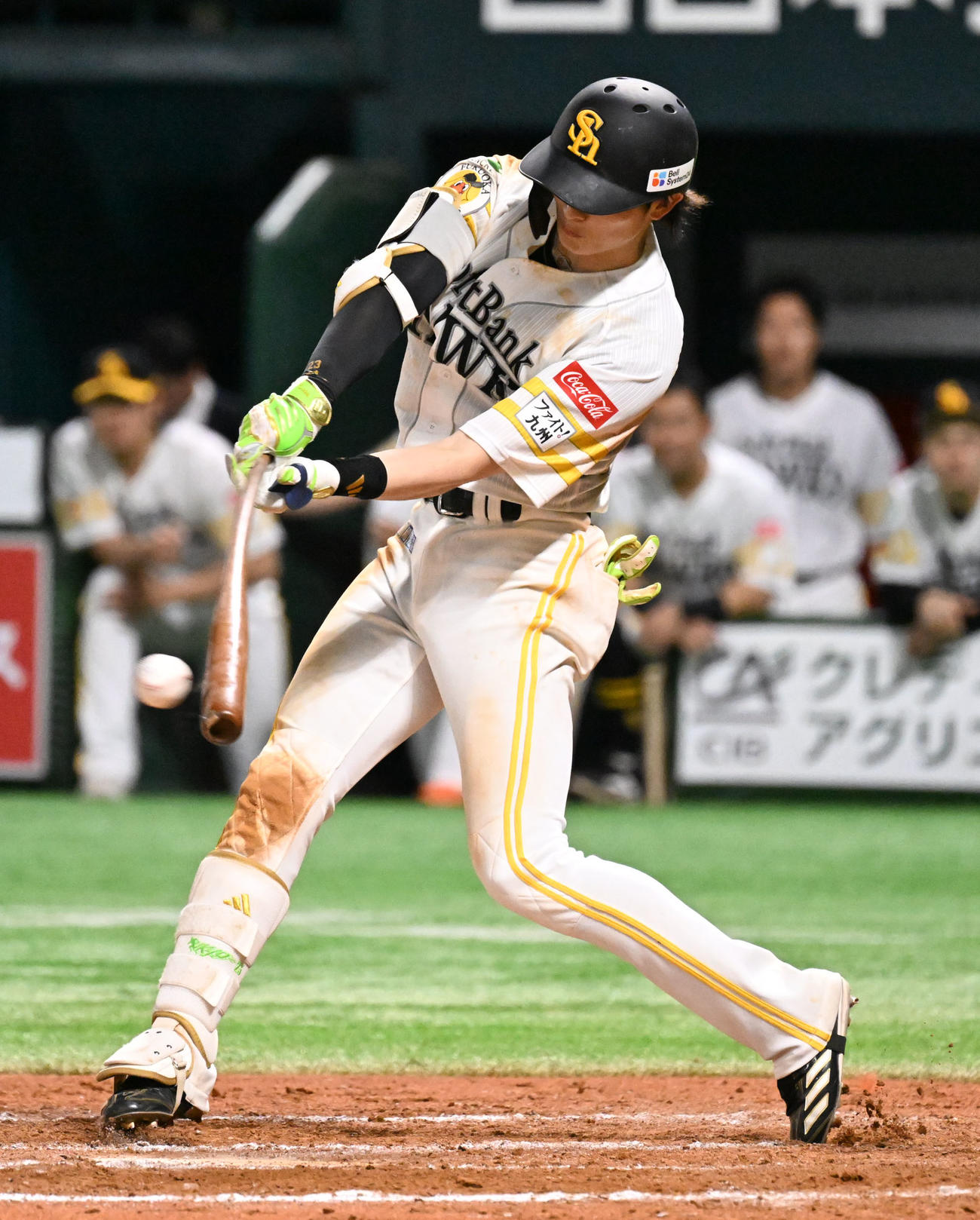 ソフトバンク対オリックス　12回裏ソフトバンク2死一塁、周東は安打を放ち出塁する（撮影・林敢治）