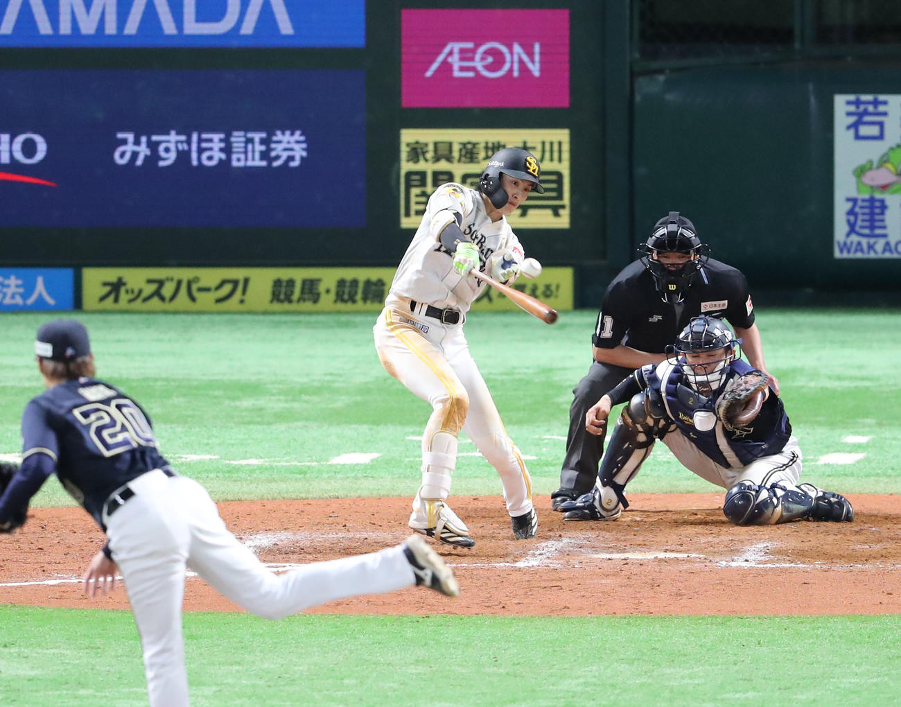 ソフトバンク対オリックス　延長12回裏ソフトバンク2死一塁、周東は中前安打を放つ（撮影・梅根麻紀）