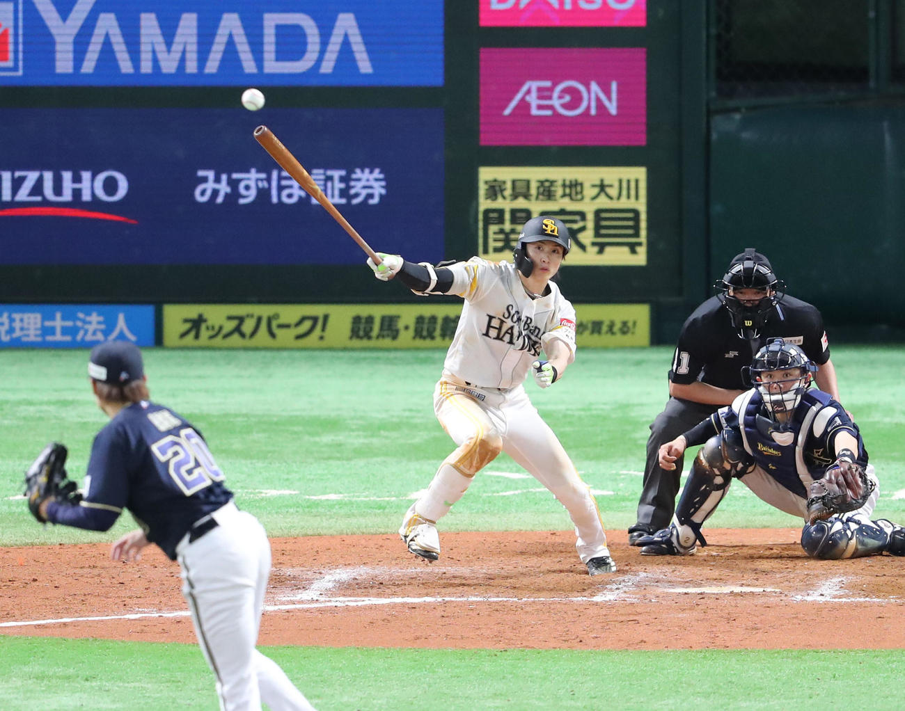 ソフトバンク対オリックス　延長12回裏ソフトバンク2死一塁、周東は中前安打を放つ（撮影・梅根麻紀）