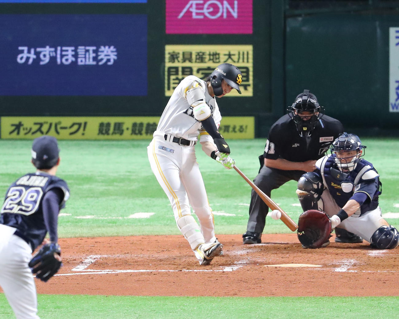 ソフトバンク対オリックス　4回裏ソフトバンク無死、周東は二内野安打を放つ（撮影・梅根麻紀）
