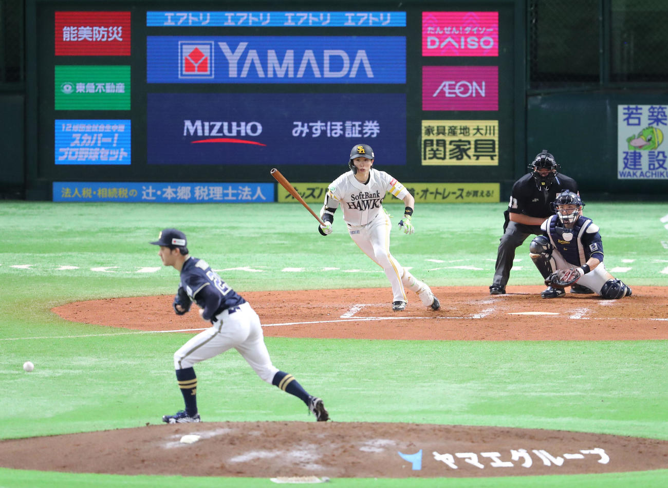 ソフトバンク対オリックス　4回裏ソフトバンク無死、周東は二内野安打を放つ（撮影・梅根麻紀）