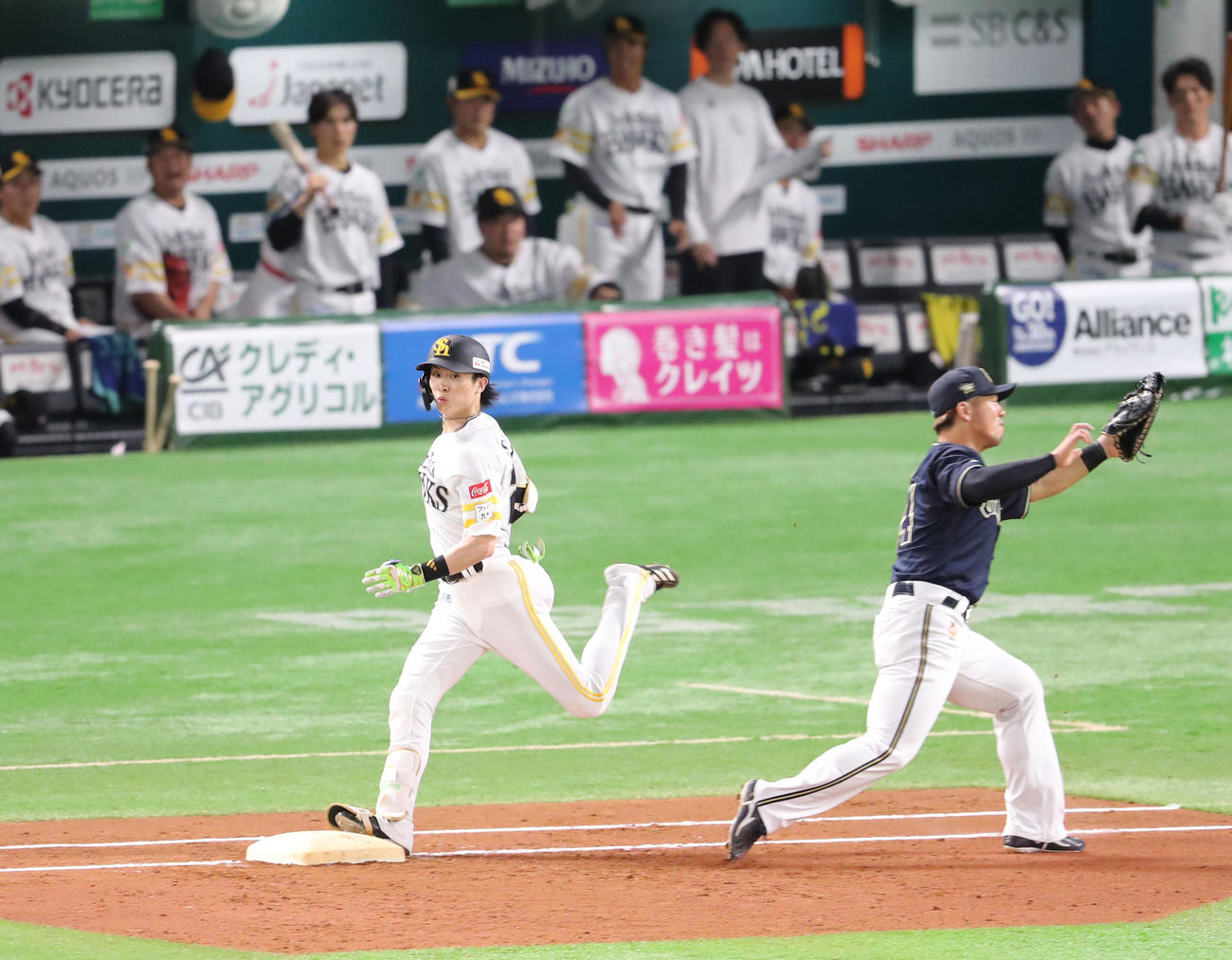 ソフトバンク対オリックス　4回裏ソフトバンク無死、周東は二内野安打を放つ（撮影・梅根麻紀）