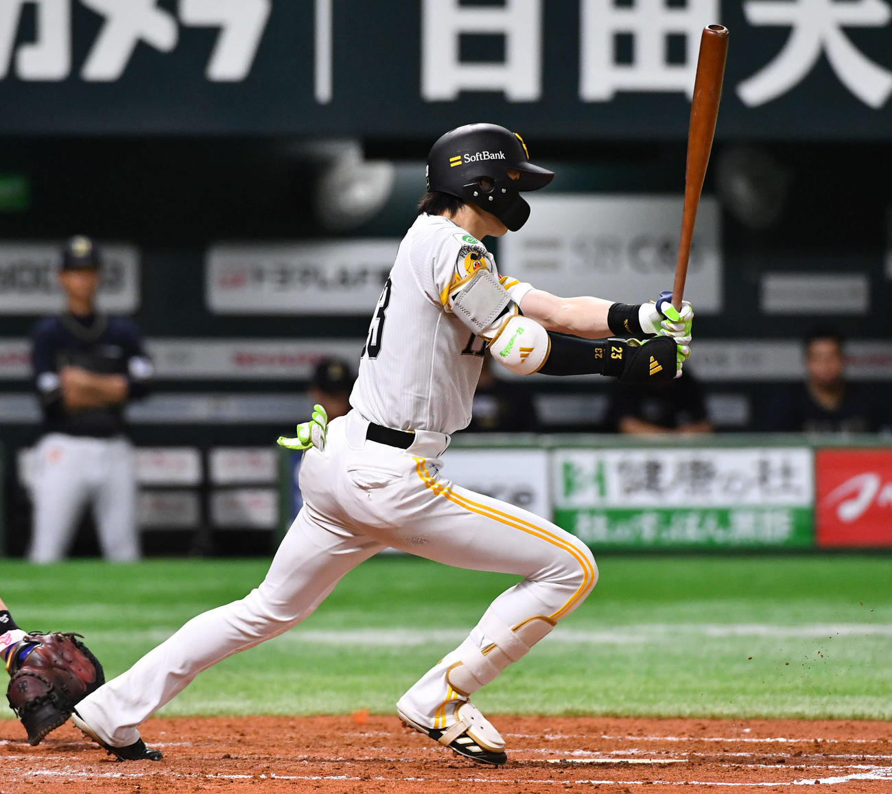 ソフトバンク対オリックス　4回裏ソフトバンク無死、周東は二塁内野安打で出塁する（撮影・岩下翔太）