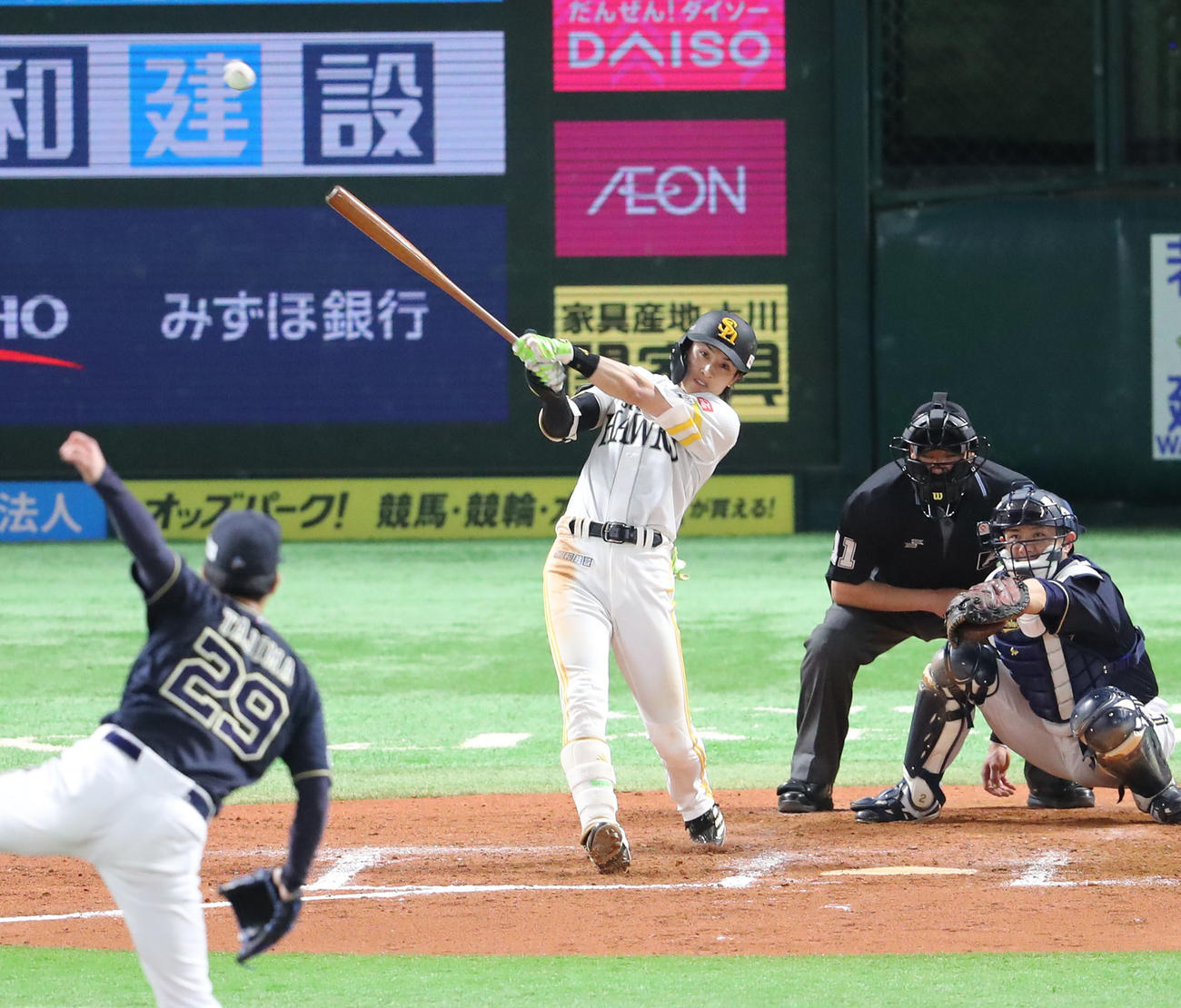 ソフトバンク対オリックス　7回裏ソフトバンク2死一、二塁、周東は右越えに2点適時打を放つ（撮影・梅根麻紀）