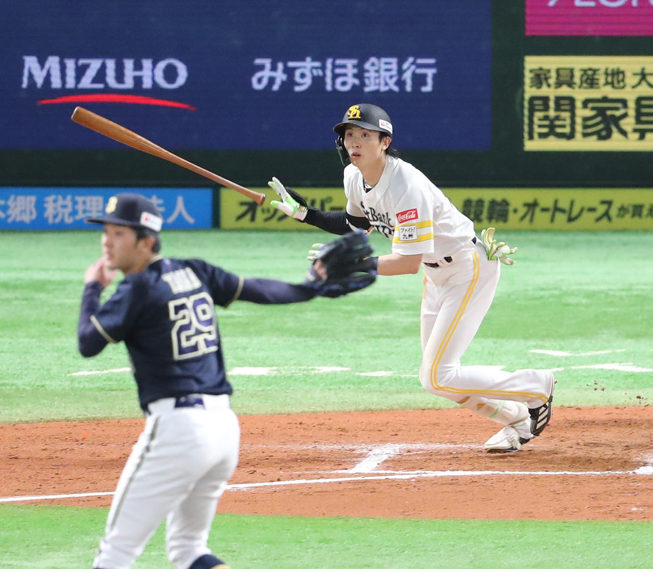 ソフトバンク対オリックス　7回裏ソフトバンク2死一、二塁、周東は右越えに2点適時打を放つ（撮影・梅根麻紀）